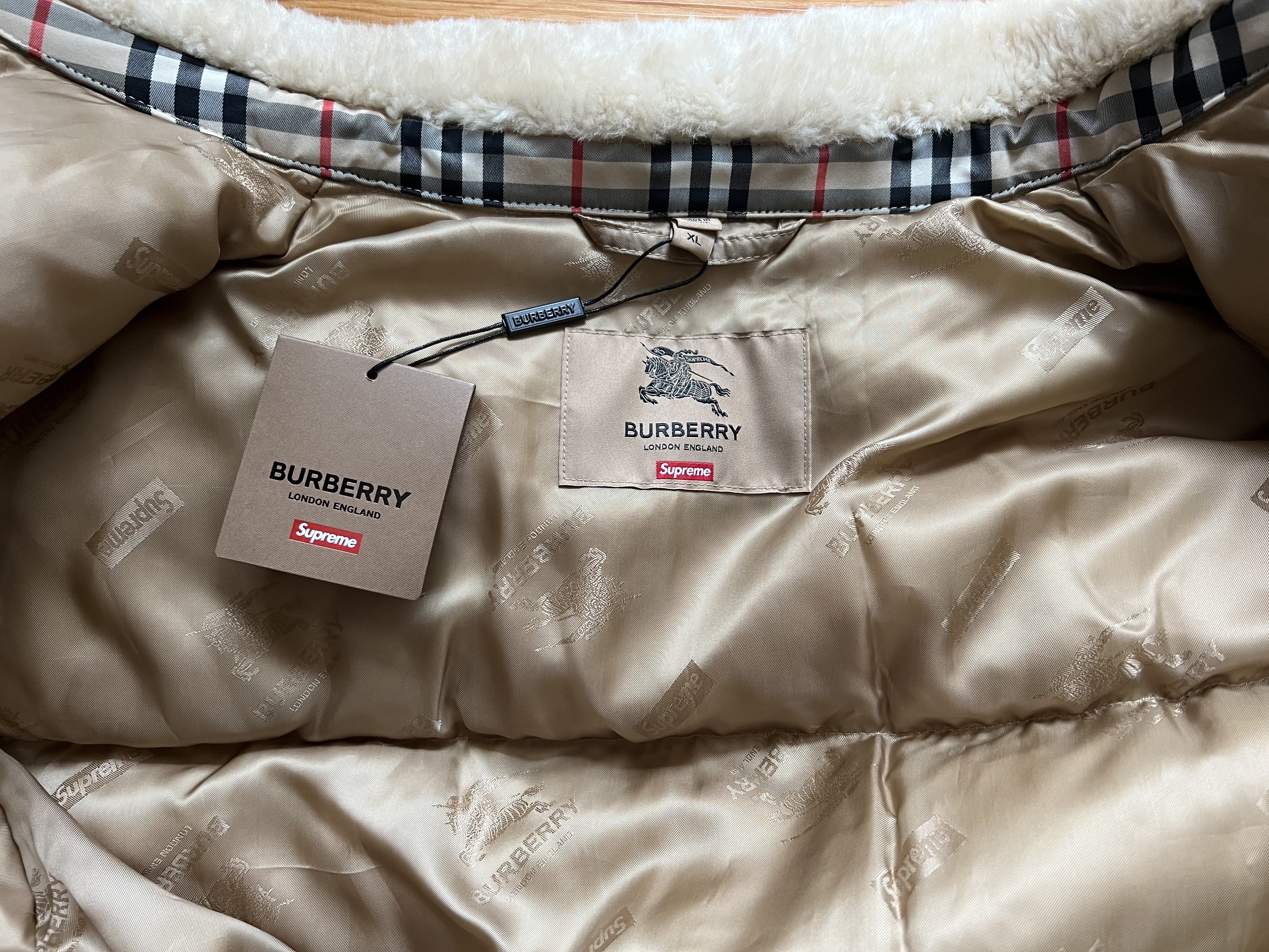 Supreme x Burberry Shearling Collar Down Puffer Jacket Beige - 22SS, Supreme x Burberry Shearling Collar Down Puffer Jacket Pink - 22SS 착용 스타일 - 2