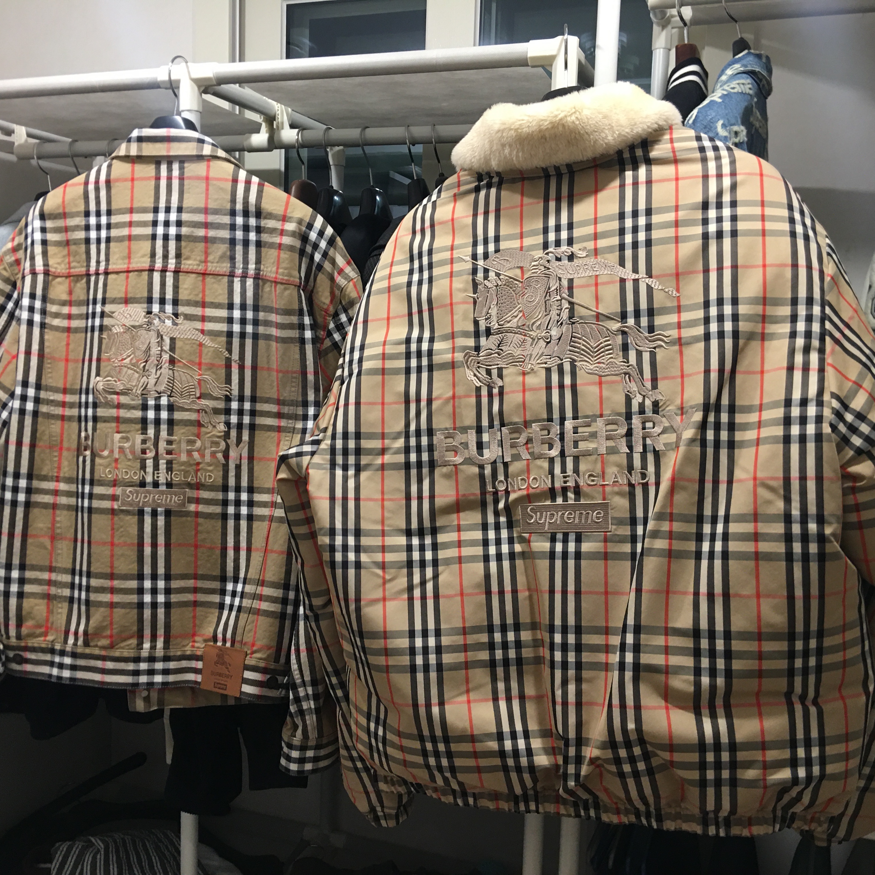 Supreme x Burberry Denim Trucker Jacket Beige - 22SS, Supreme x Burberry Shearling Collar Down Puffer Jacket Beige - 22SS 착용 스타일