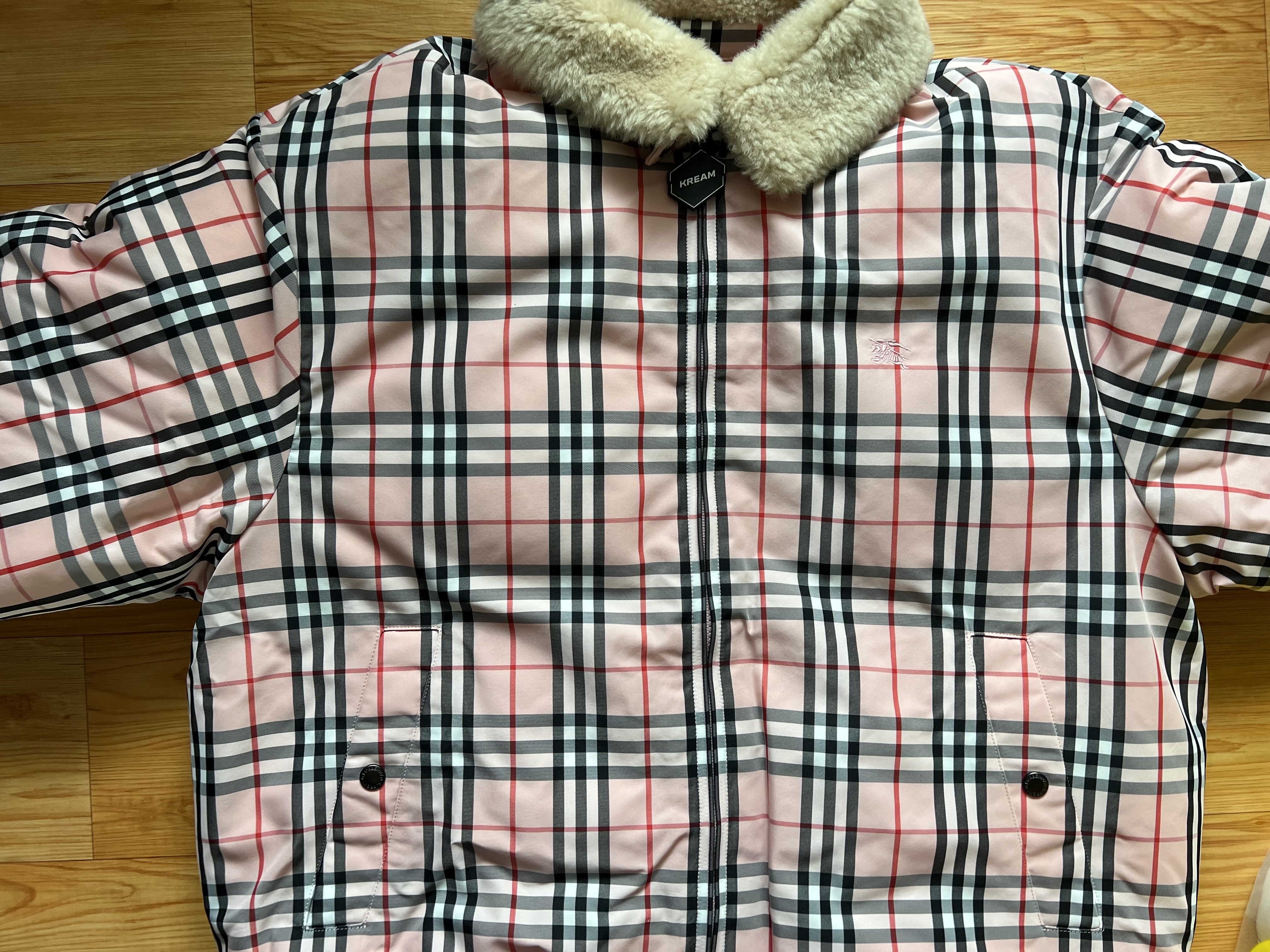 Supreme x Burberry Shearling Collar Down Puffer Jacket Beige - 22SS, Supreme x Burberry Shearling Collar Down Puffer Jacket Pink - 22SS 착용 스타일 - 4