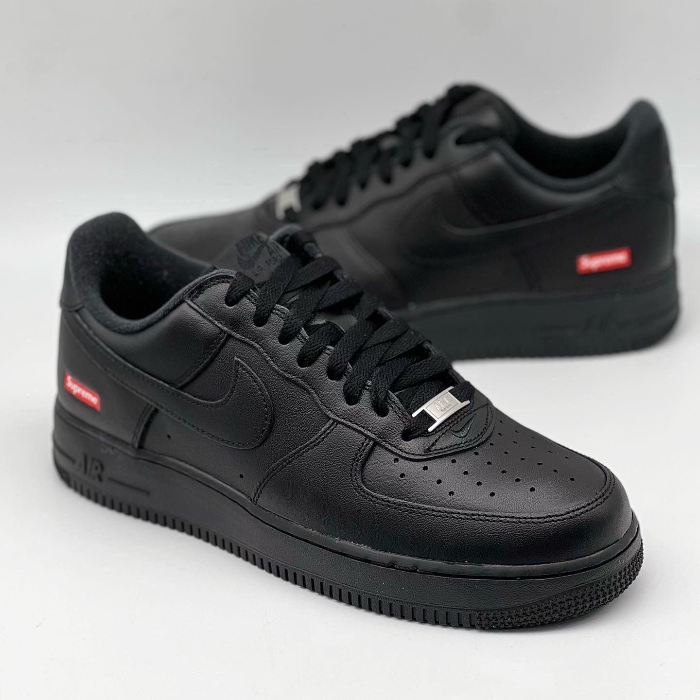 Nike x Supreme Air Force 1 Low Black 착용 스타일 - 2
