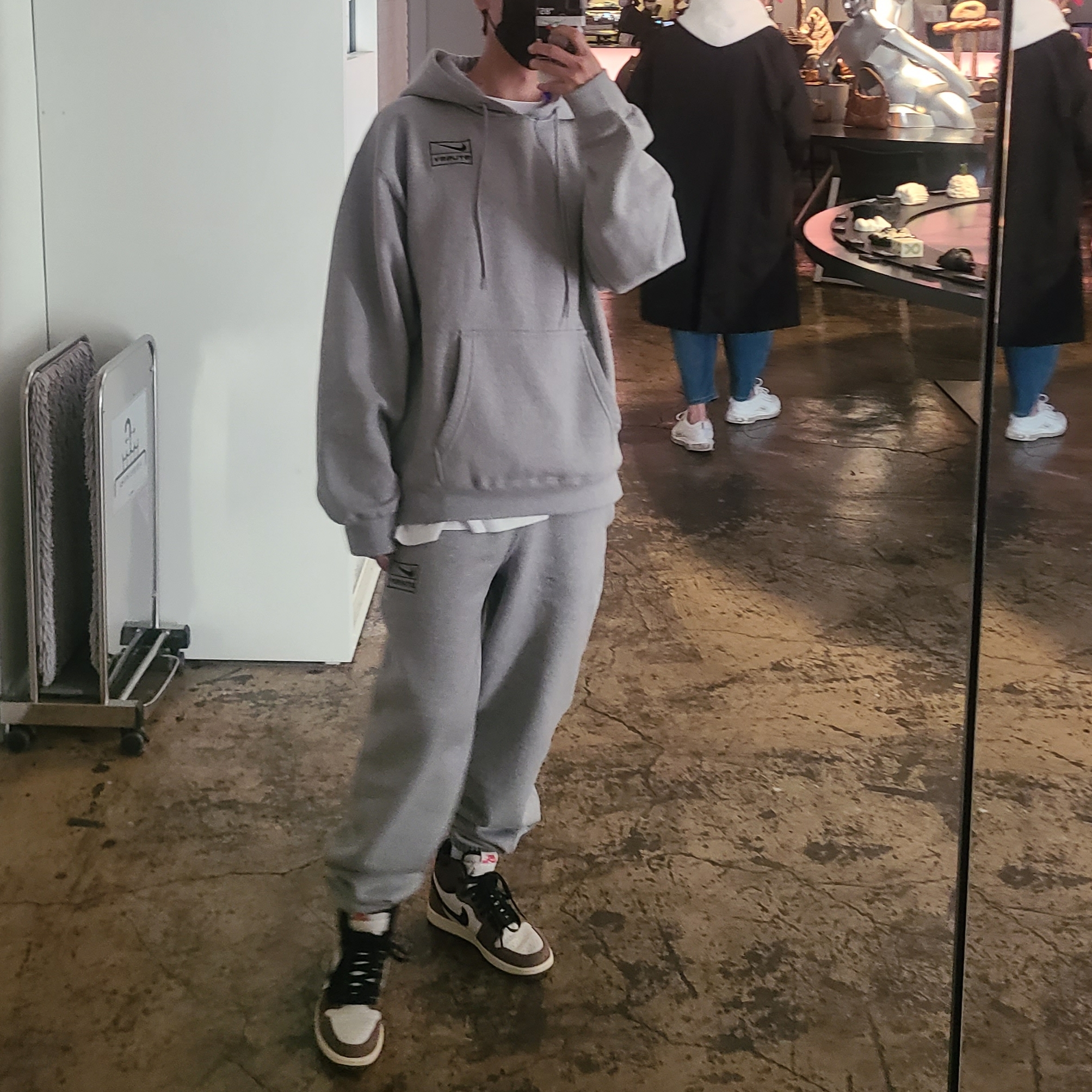 Nike x Stussy NRG RA Pullover Hoodie Dark Grey Heather (DJ9488-063), Nike x Stussy NRG RA Fleece Pants Dark Grey Heather (DJ9490-063) 착용 스타일 - 1