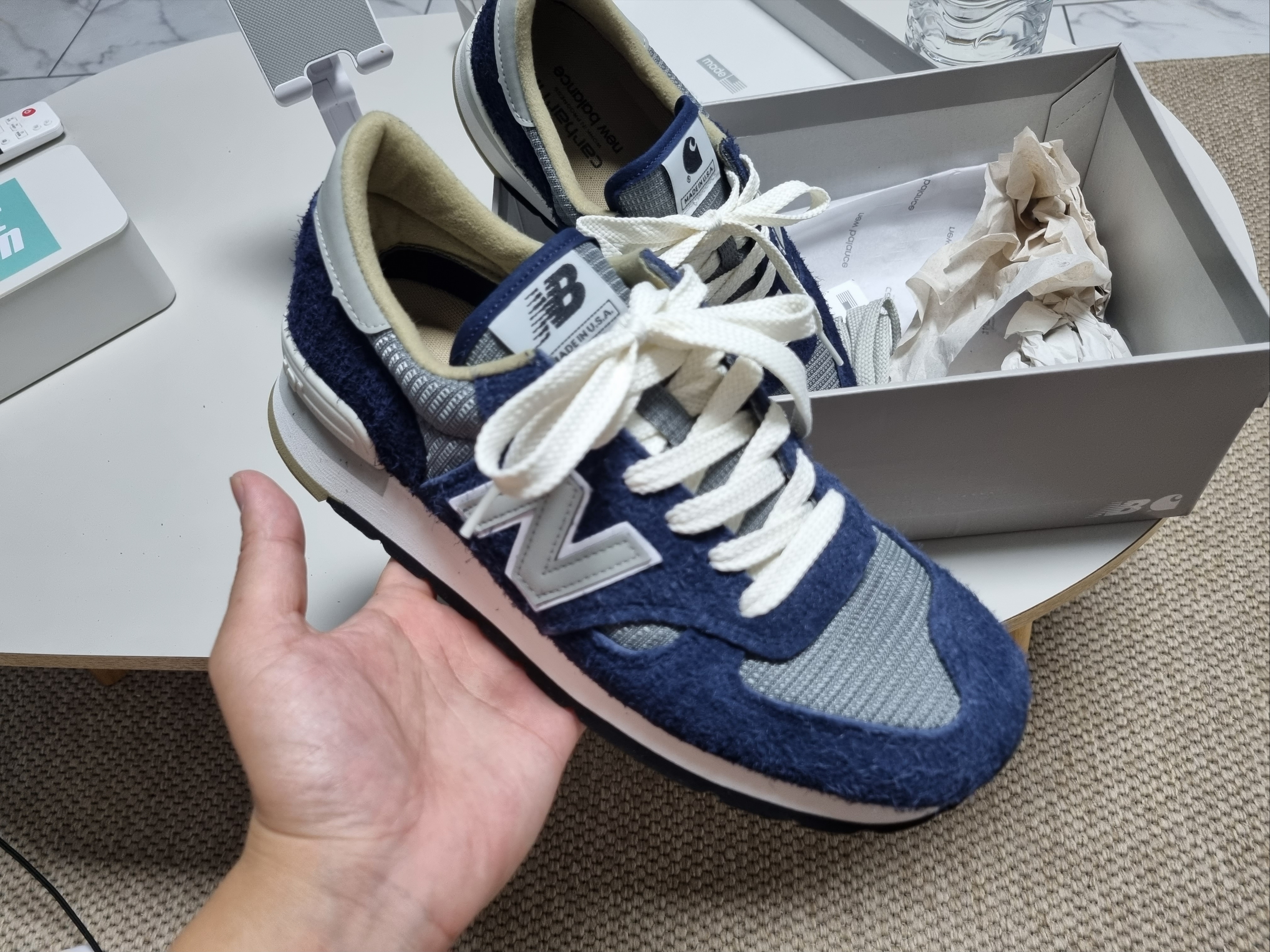 New Balance x Carhartt WIP 990v1 Made in USA Sculpture Center 착용 스타일 - 1