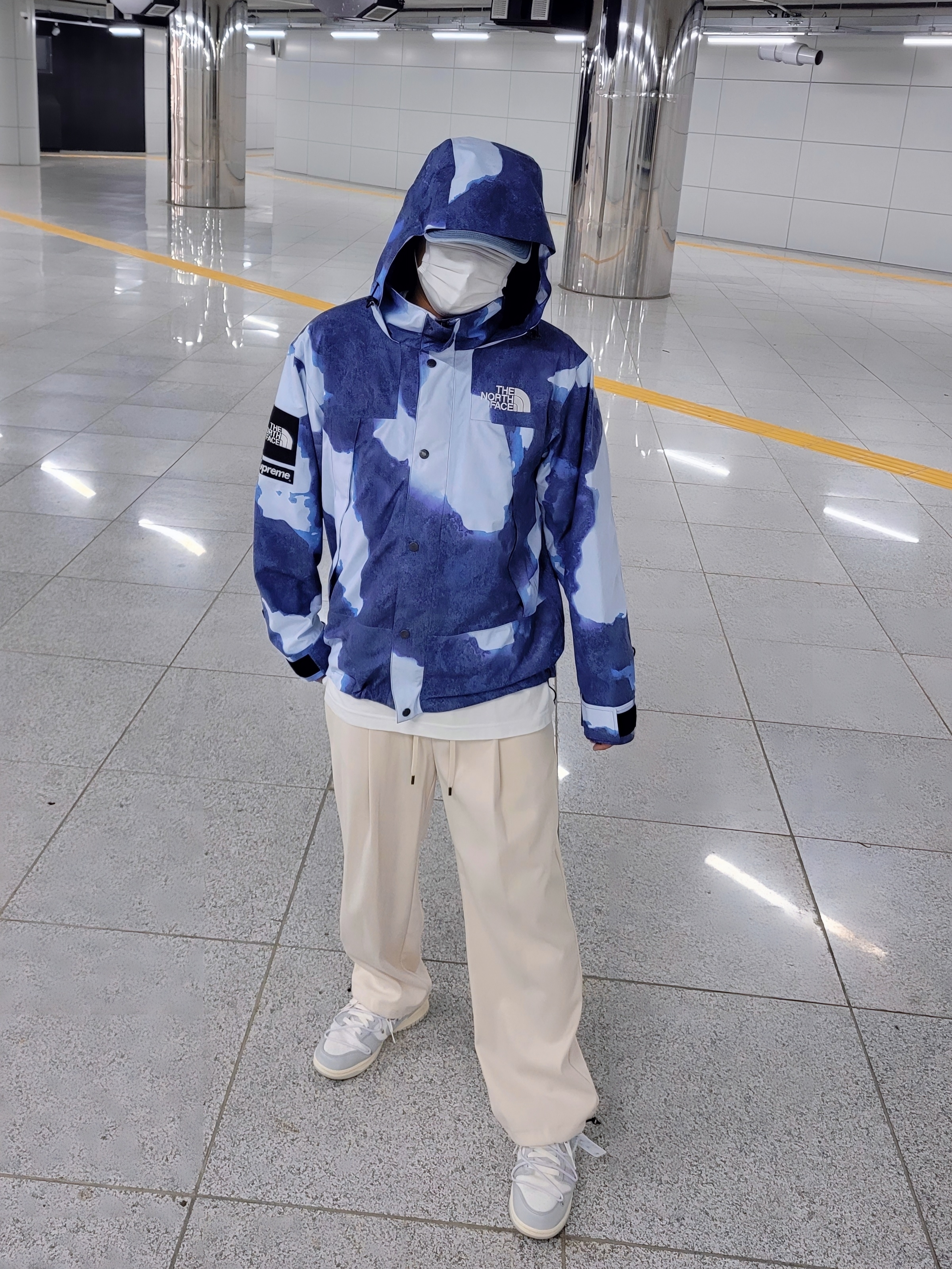 Supreme x The North Face Bleached Denim Print Mountain Jacket Indigo - 21FW, Supreme Washed Chino Twill Camp Cap Denim - 21FW 착용 스타일 - 1