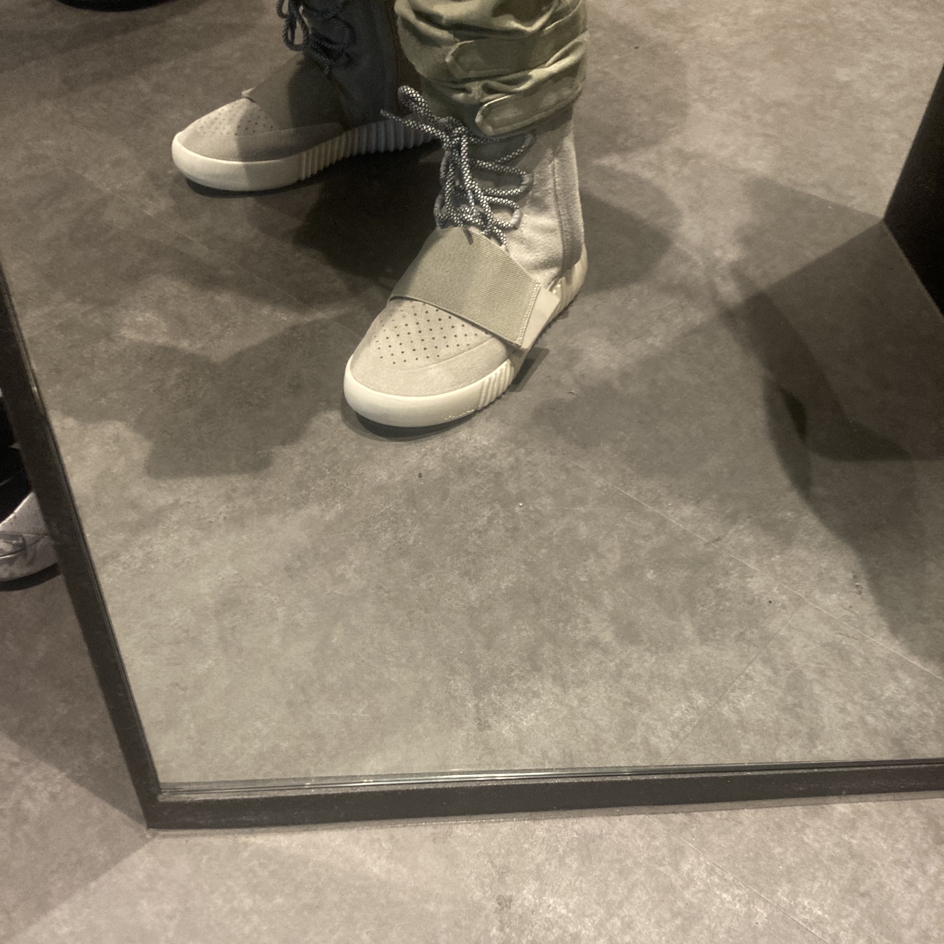 Adidas Yeezy Boost 750 OG Light Brown 착용 스타일 - 1