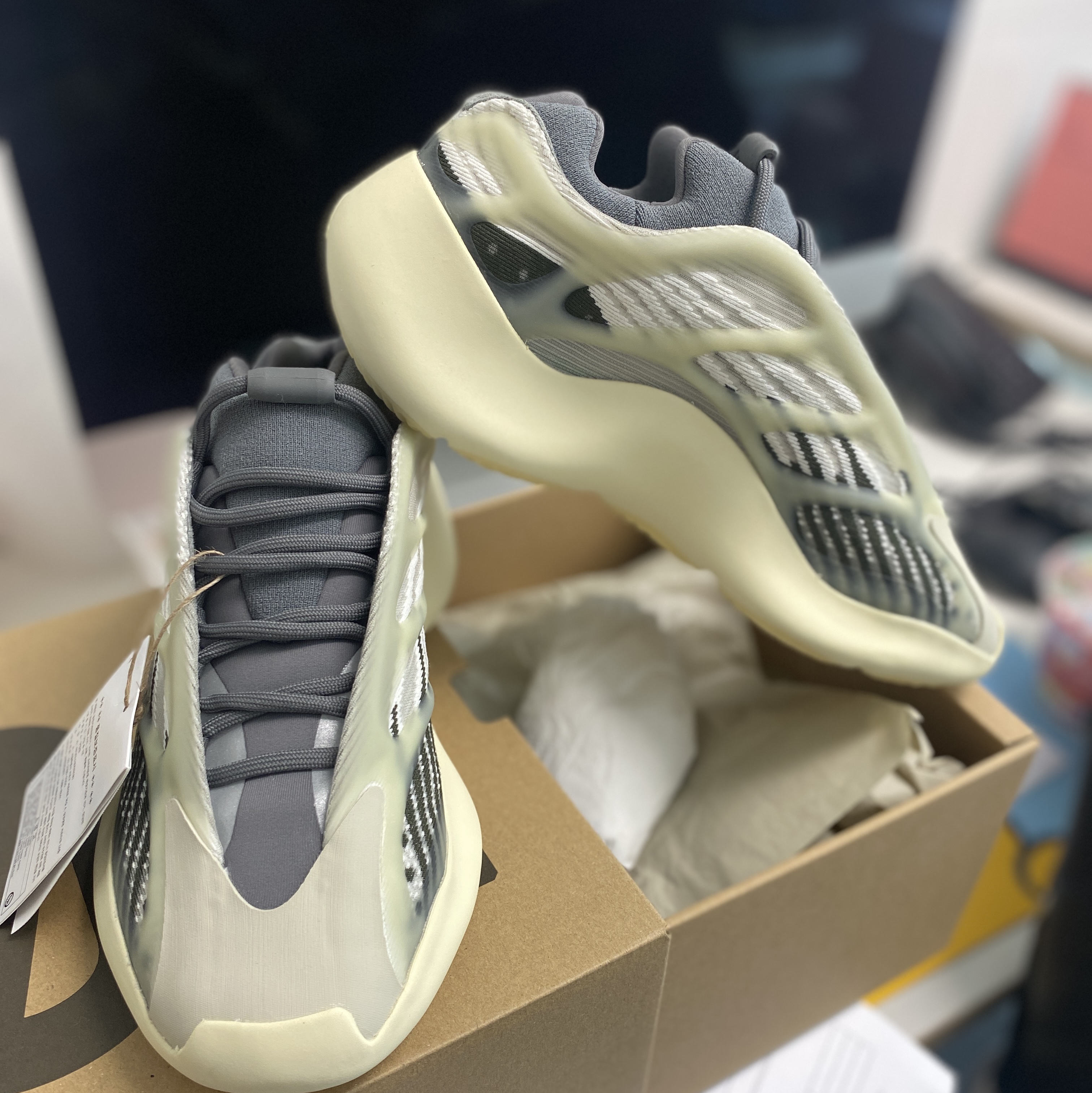 Adidas Yeezy 700 V3 Fade Salt 착용 스타일