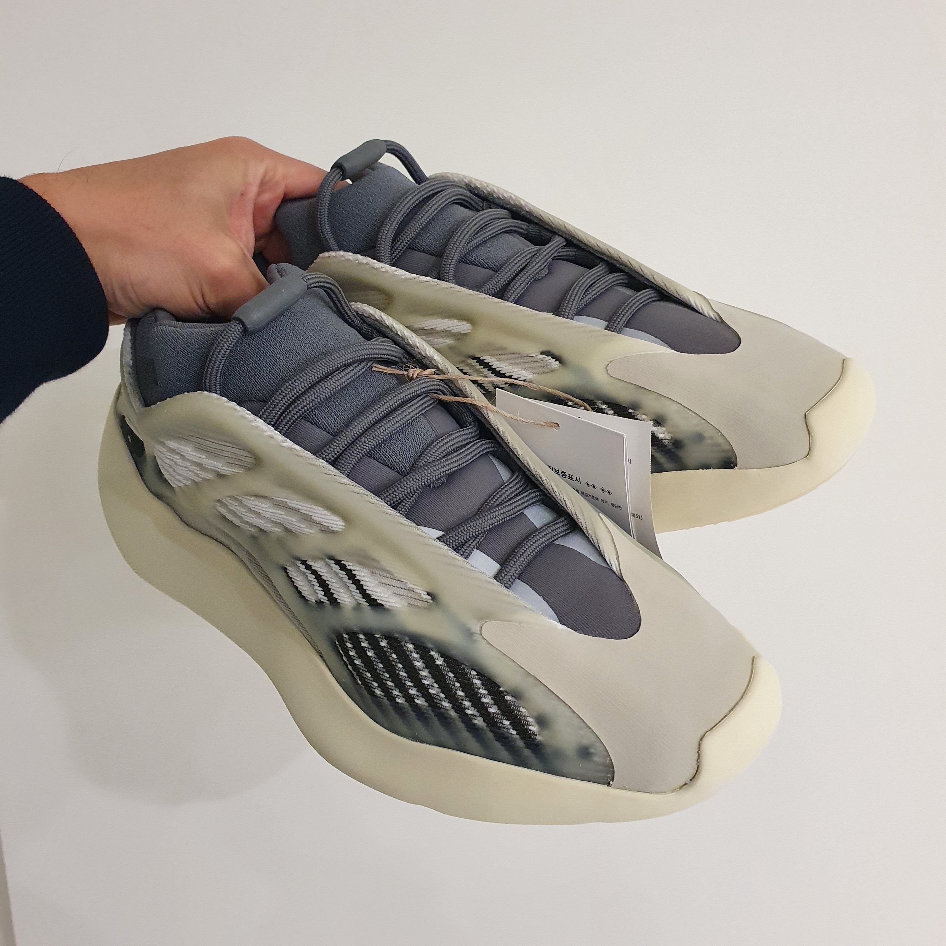 Adidas Yeezy 700 V3 Fade Salt 착용 스타일