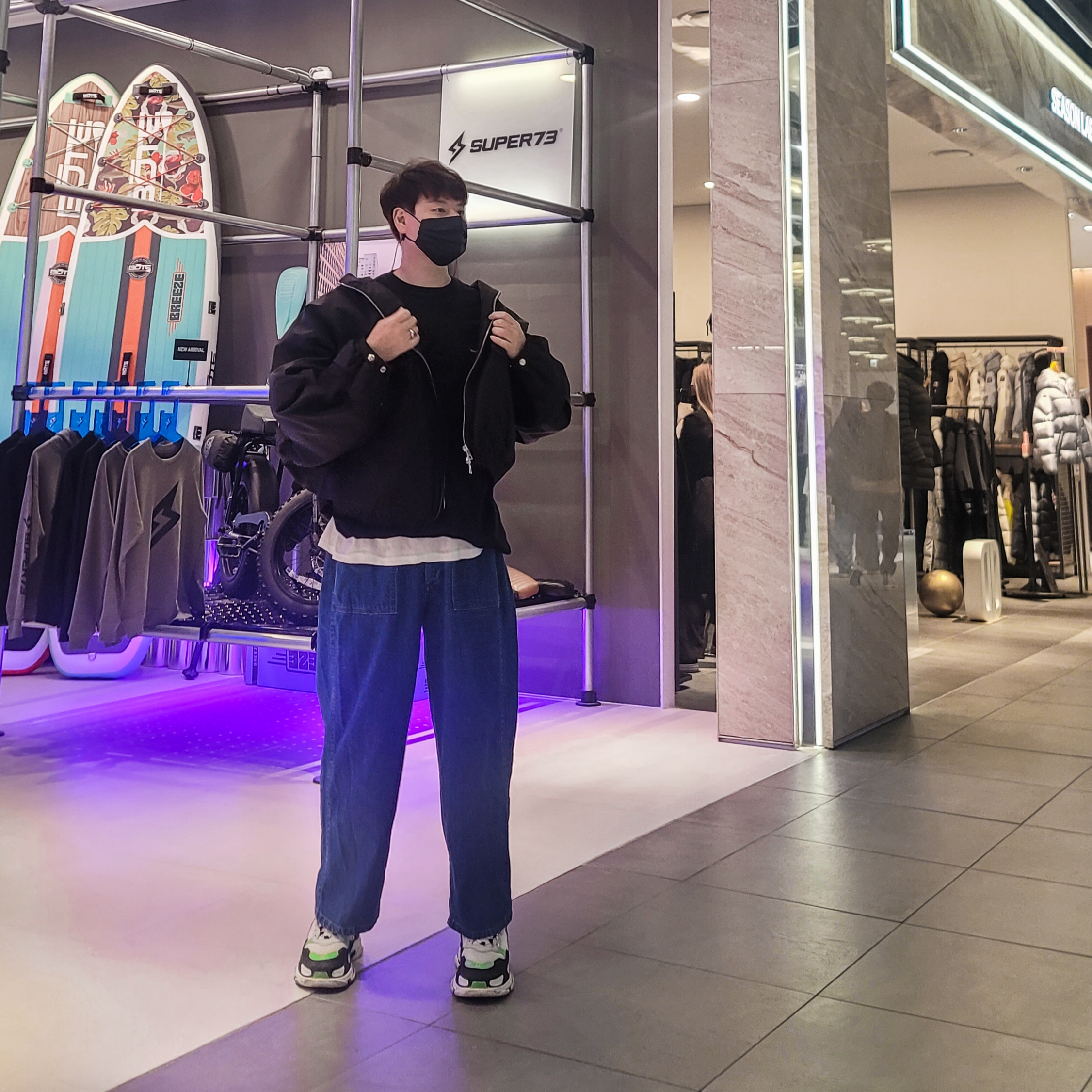 Balenciaga Triple S Sneakers White Green Black 착용 스타일 - 1