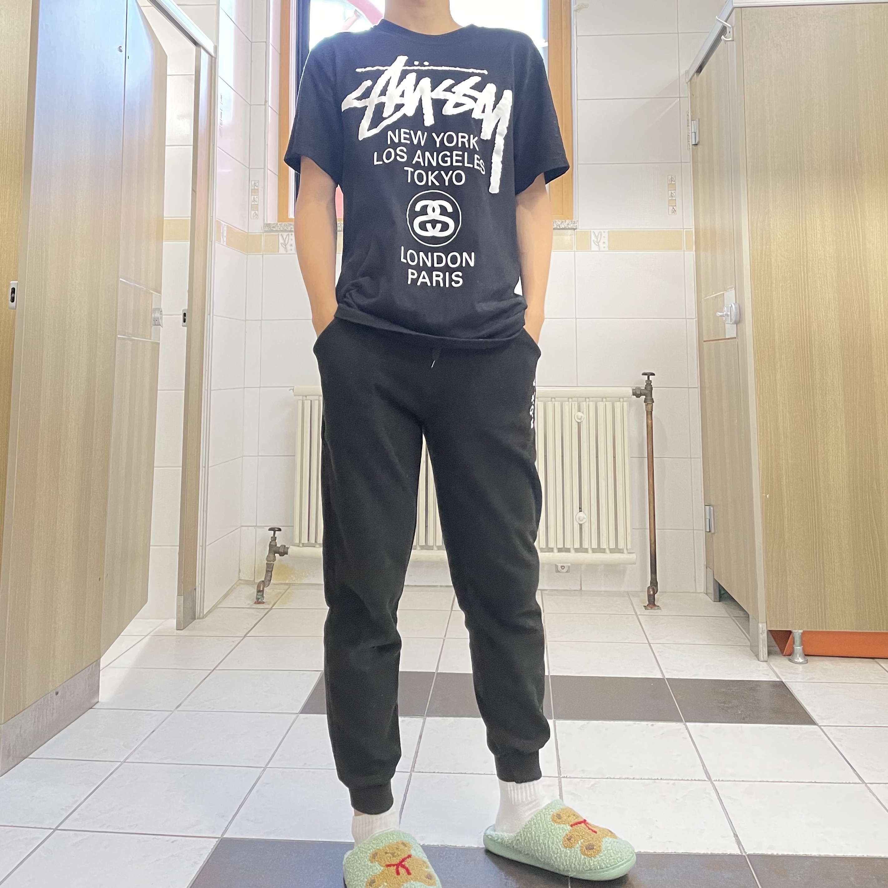 Stussy World Tour T-Shirt Black, Stussy World Tour T-Shirt Smoke 착용 스타일 - 1