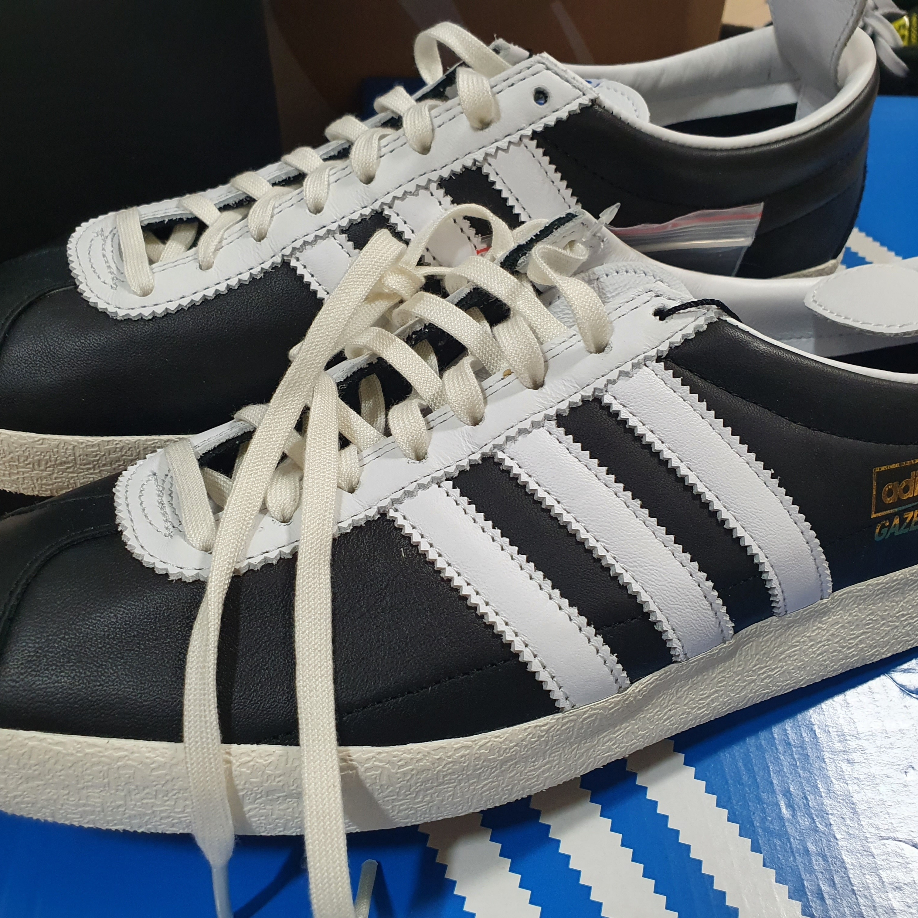 Adidas Gazelle Vintage Black White 착용 스타일 - 2