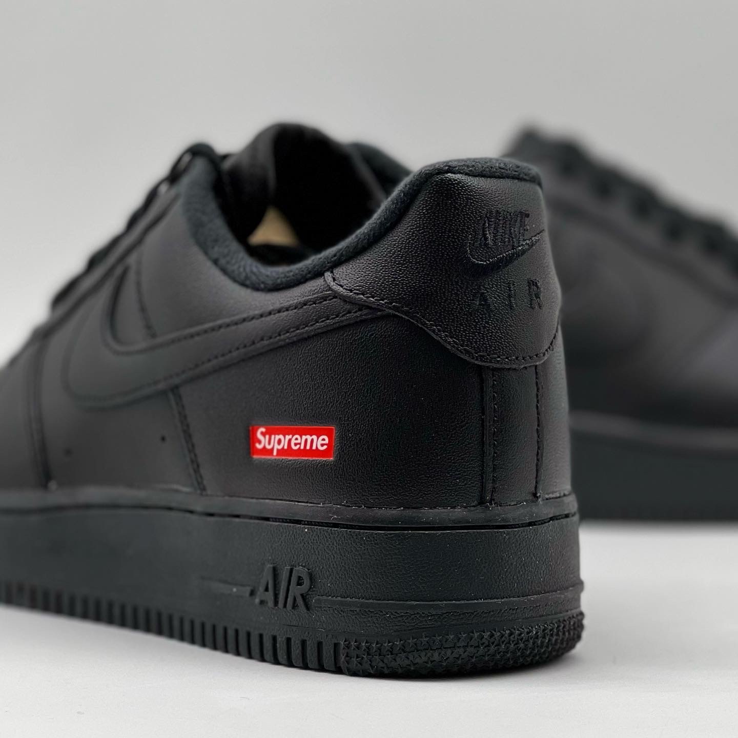 Nike x Supreme Air Force 1 Low Black 착용 스타일 - 3