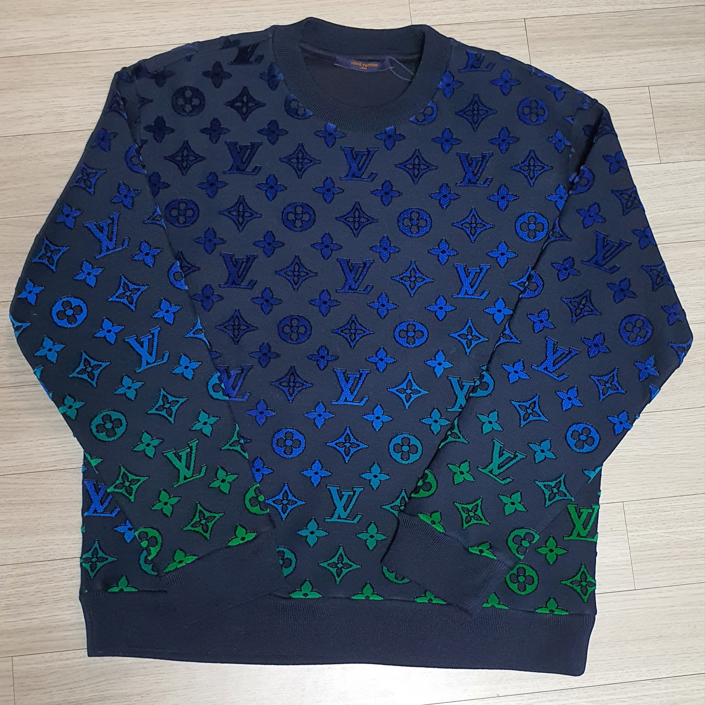 Louis Vuitton Gradient Monogram Fil Coupe Sweatshirt Multicolor 착용 스타일 - 2