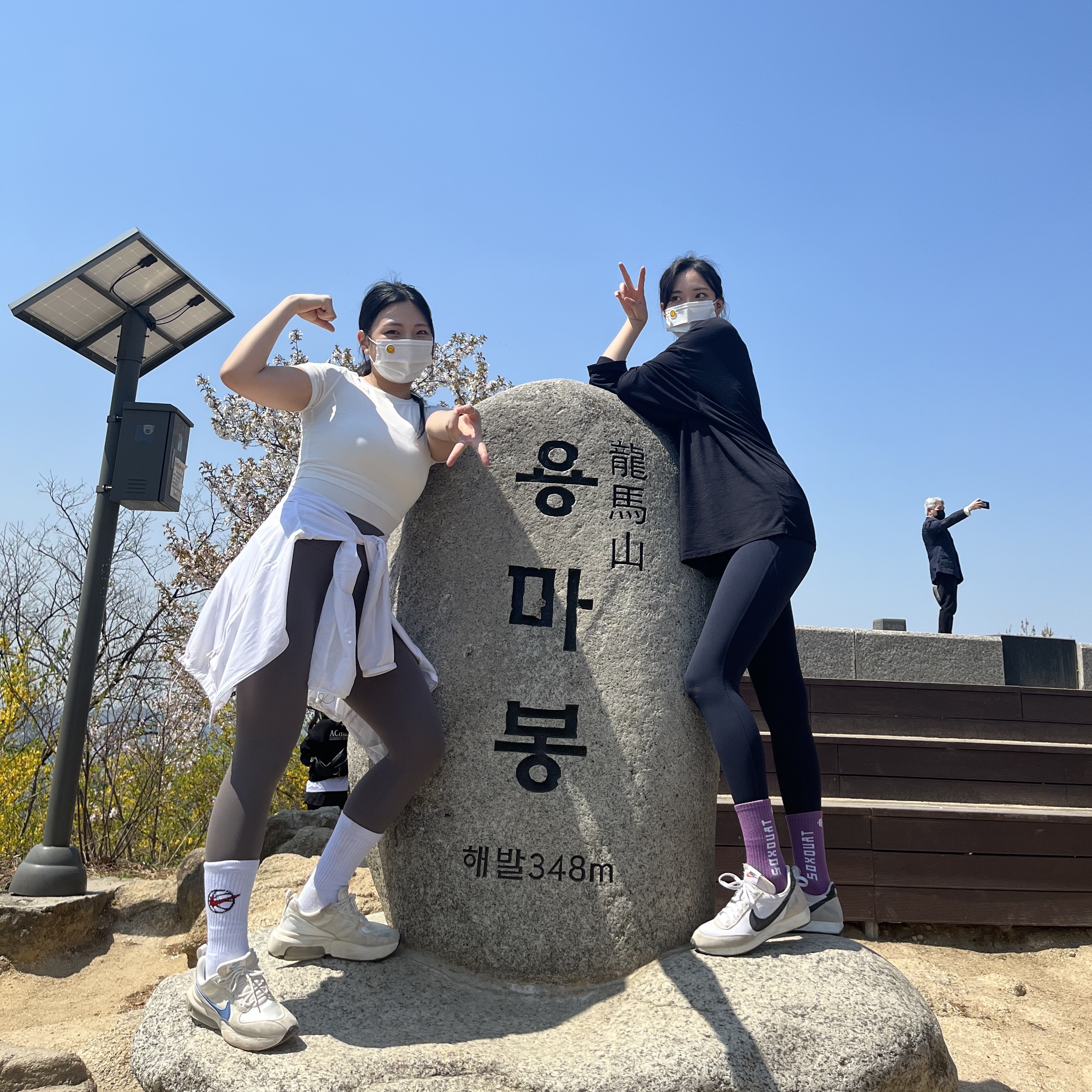 (W) Nike Air Max Verona Summit White Coast, Nike Air Tailwind 79 White Phantom Black 착용 스타일 - 2