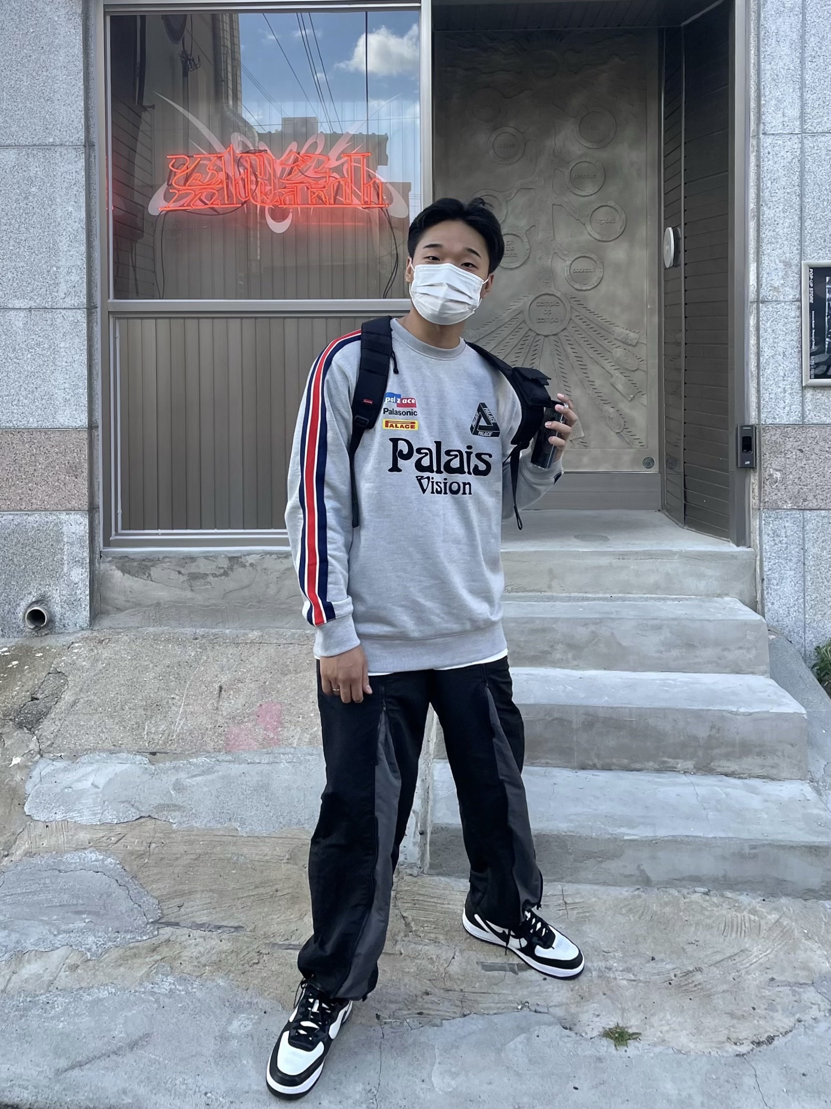 Palace Flag Stripe Crew Grey Marl - 22SS, Nike x Stussy Air Force 1 '07 Mid SP Black and Light Bone 착용 스타일 - 1