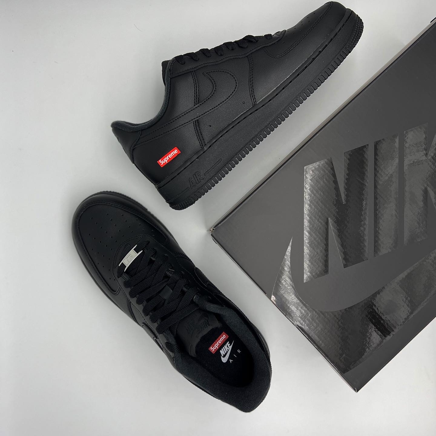 Nike x Supreme Air Force 1 Low Black 착용 스타일 - 5