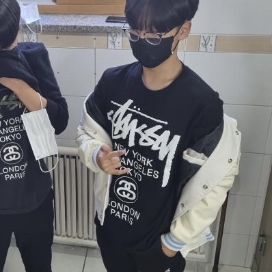 Stussy World Tour T-Shirt Black, Stussy World Tour T-Shirt Smoke 착용 스타일 - 3