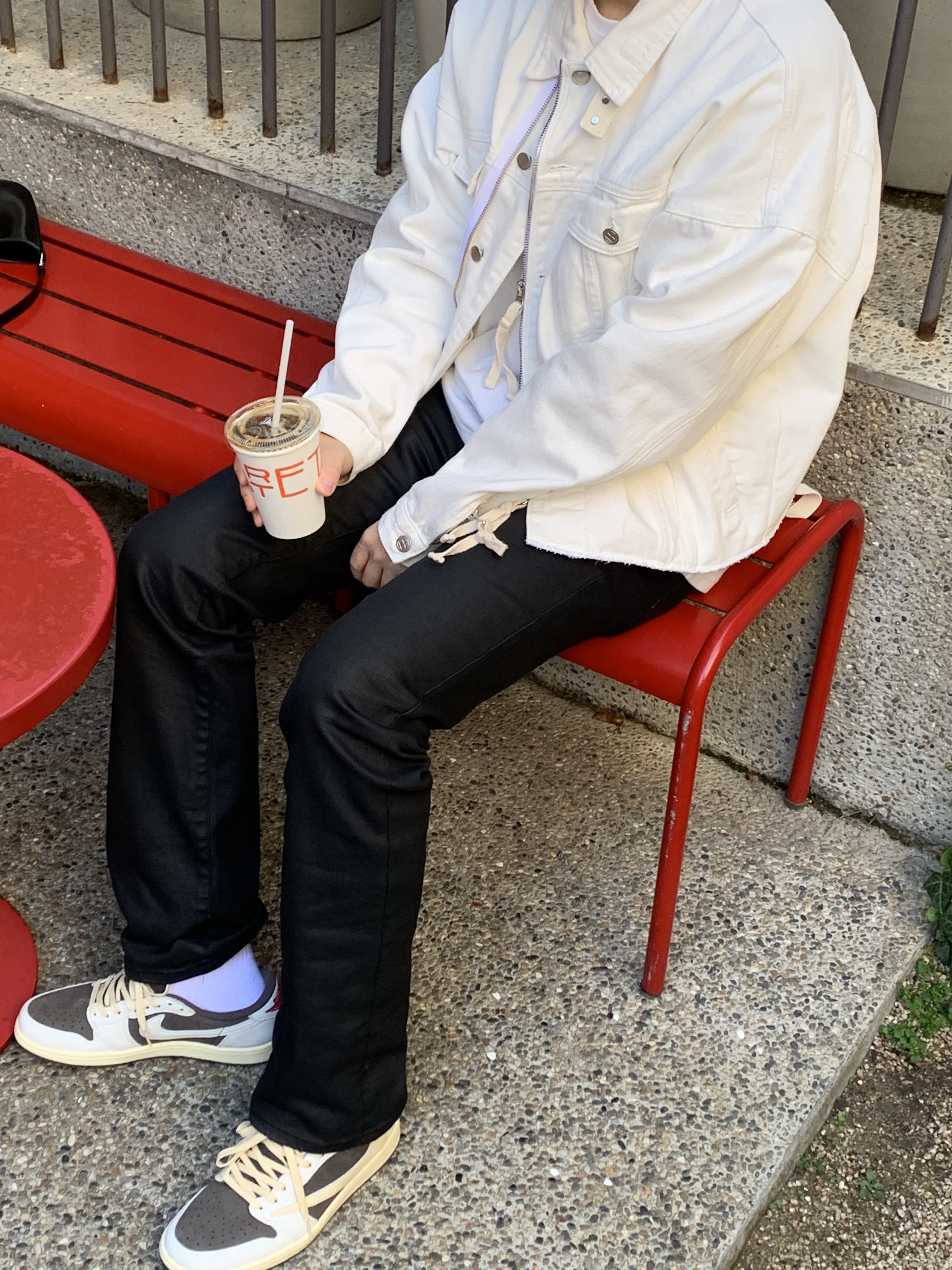 Jordan 1 x Travis Scott Retro Low OG SP Sail and Ridgerock 착용 스타일 - 1