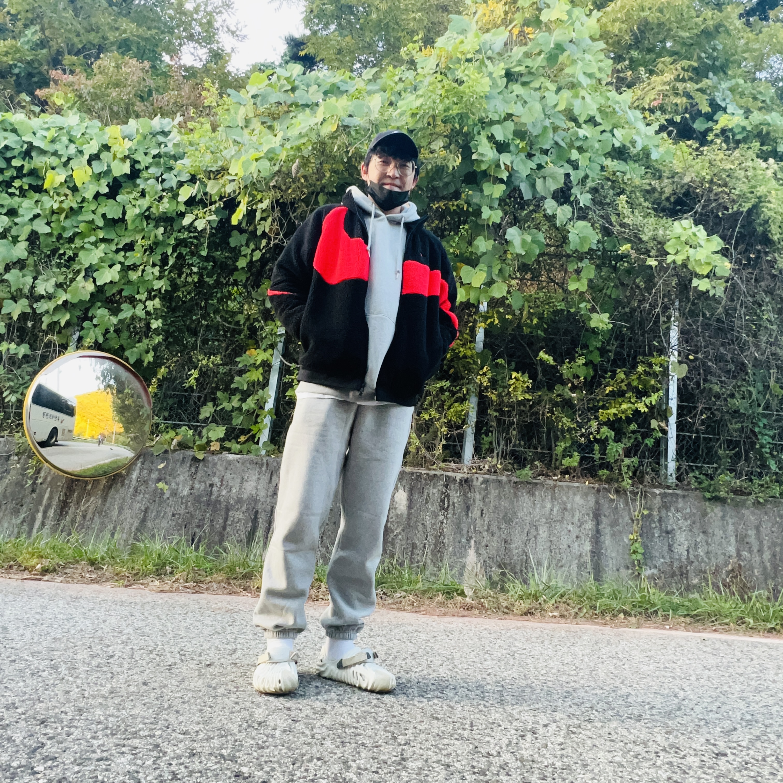 Nike Big Swoosh Full Zip Jacket Black Chili Red, Crocs x Salehe Bembury Pollex Clog Stratus 착용 스타일