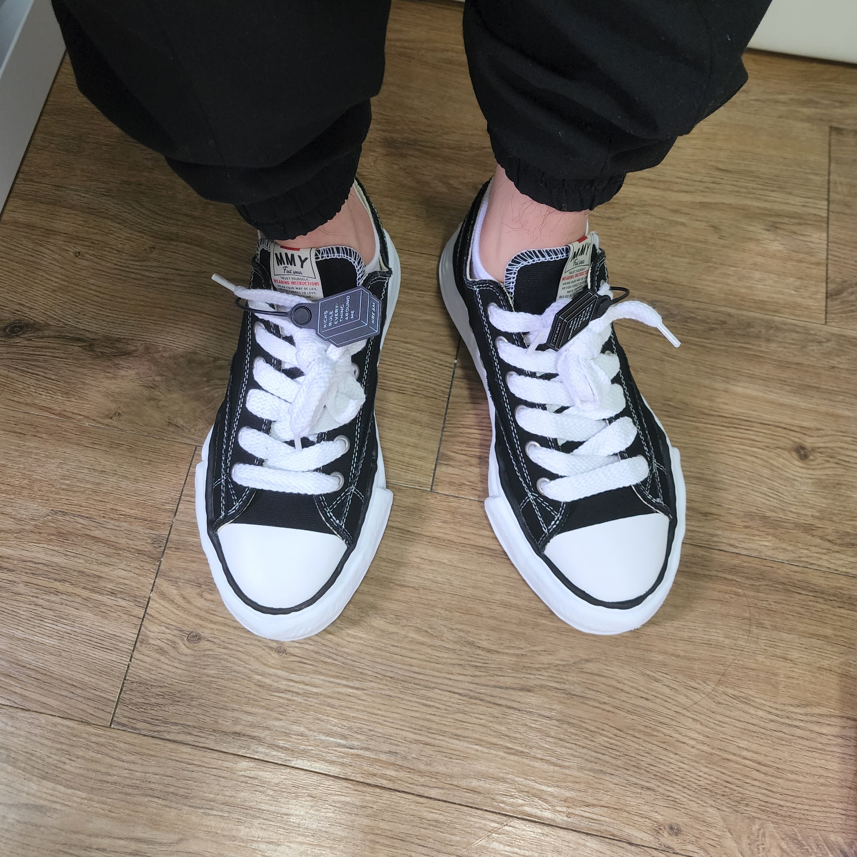 Maison Mihara Yasuhiro Peterson OG Sole Canvas Low Sneakers Black 착용 스타일