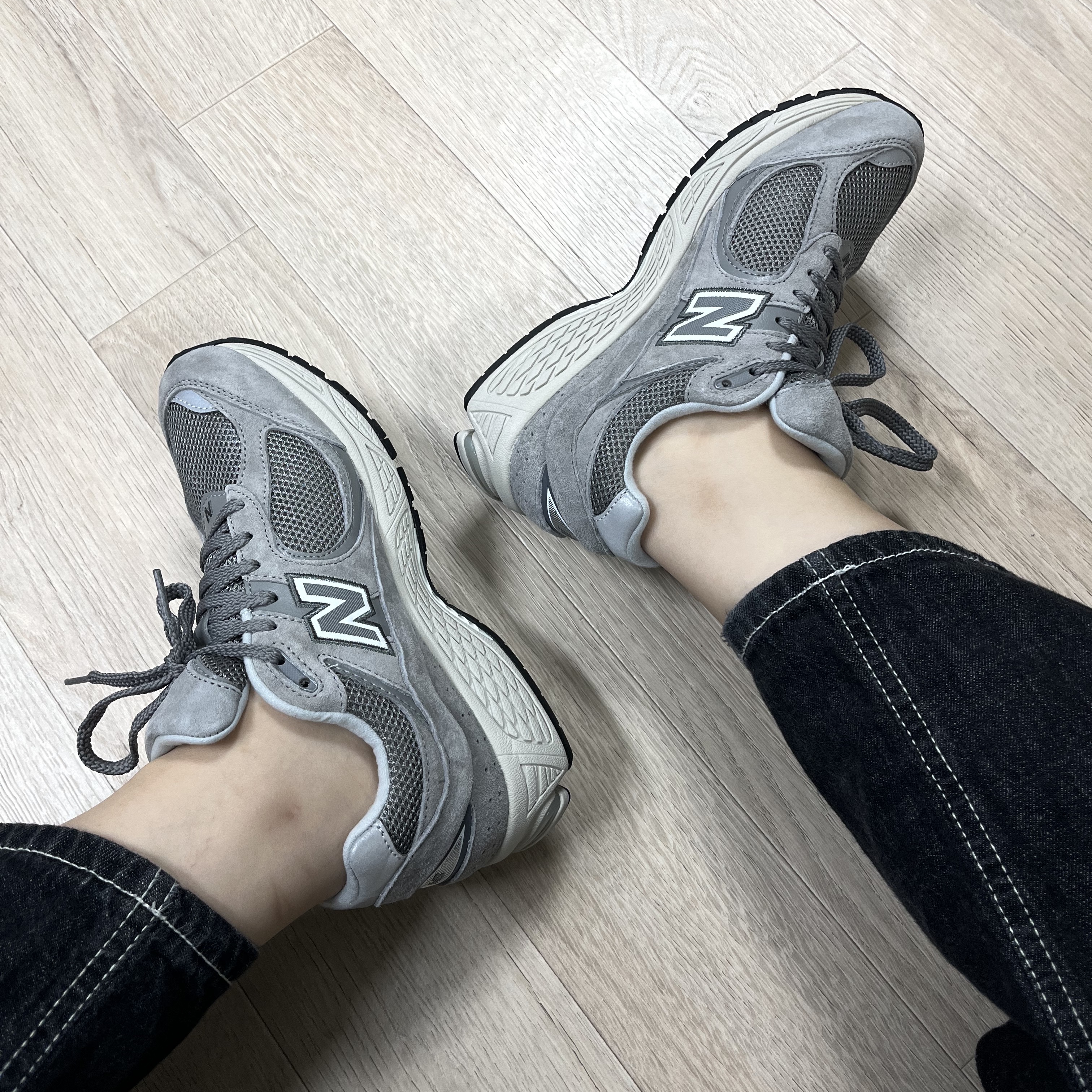 New Balance 2002R Grey 착용 스타일