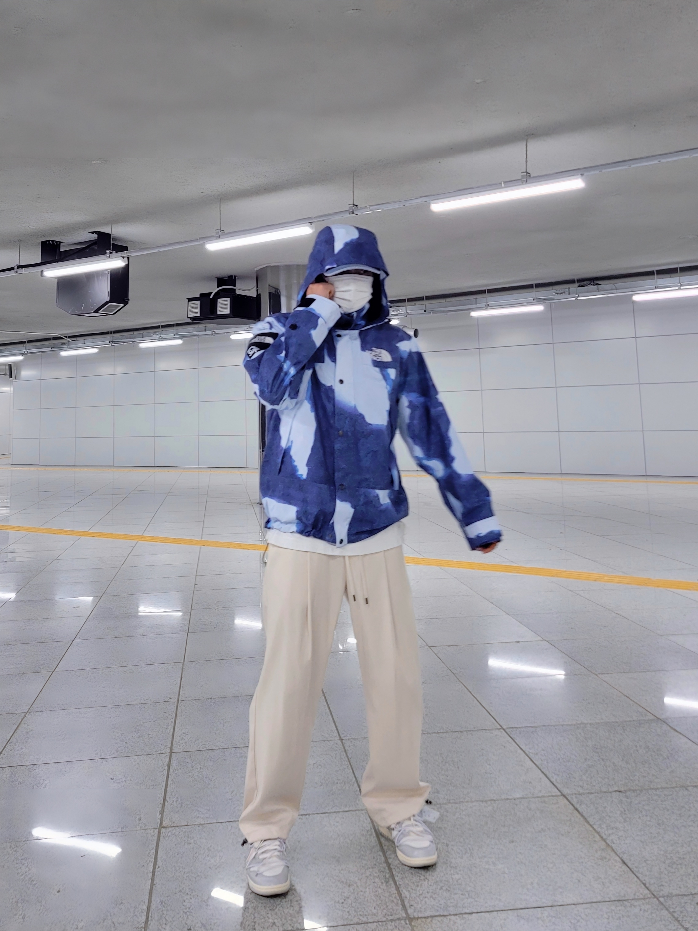 Supreme x The North Face Bleached Denim Print Mountain Jacket Indigo - 21FW, Supreme Washed Chino Twill Camp Cap Denim - 21FW 착용 스타일 - 2