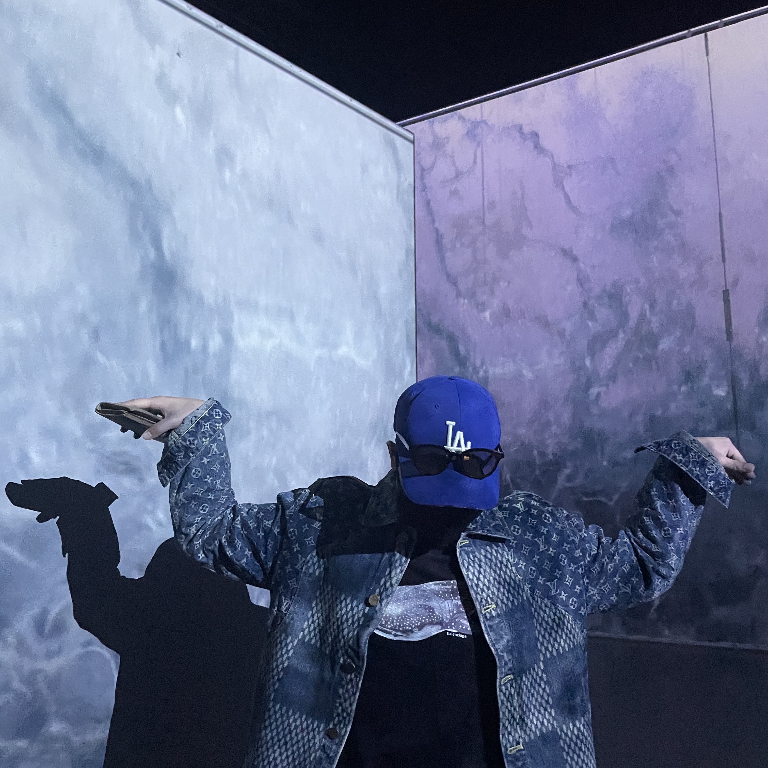 Louis Vuitton x Nigo Giant Damier Waves Monogram Denim Jacket Indigo, Jordan 1 x Travis Scott x Fragment Retro Low OG SP Military Blue 착용 스타일 - 1