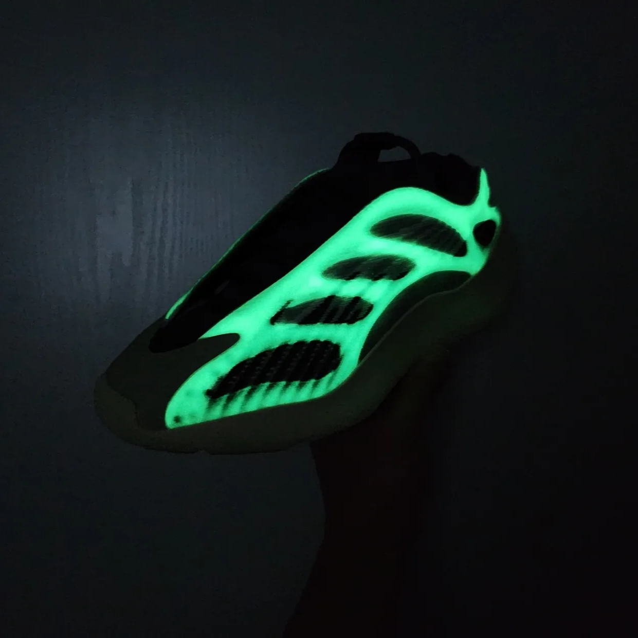 Adidas Yeezy 700 V3 Fade Salt 착용 스타일 - 2
