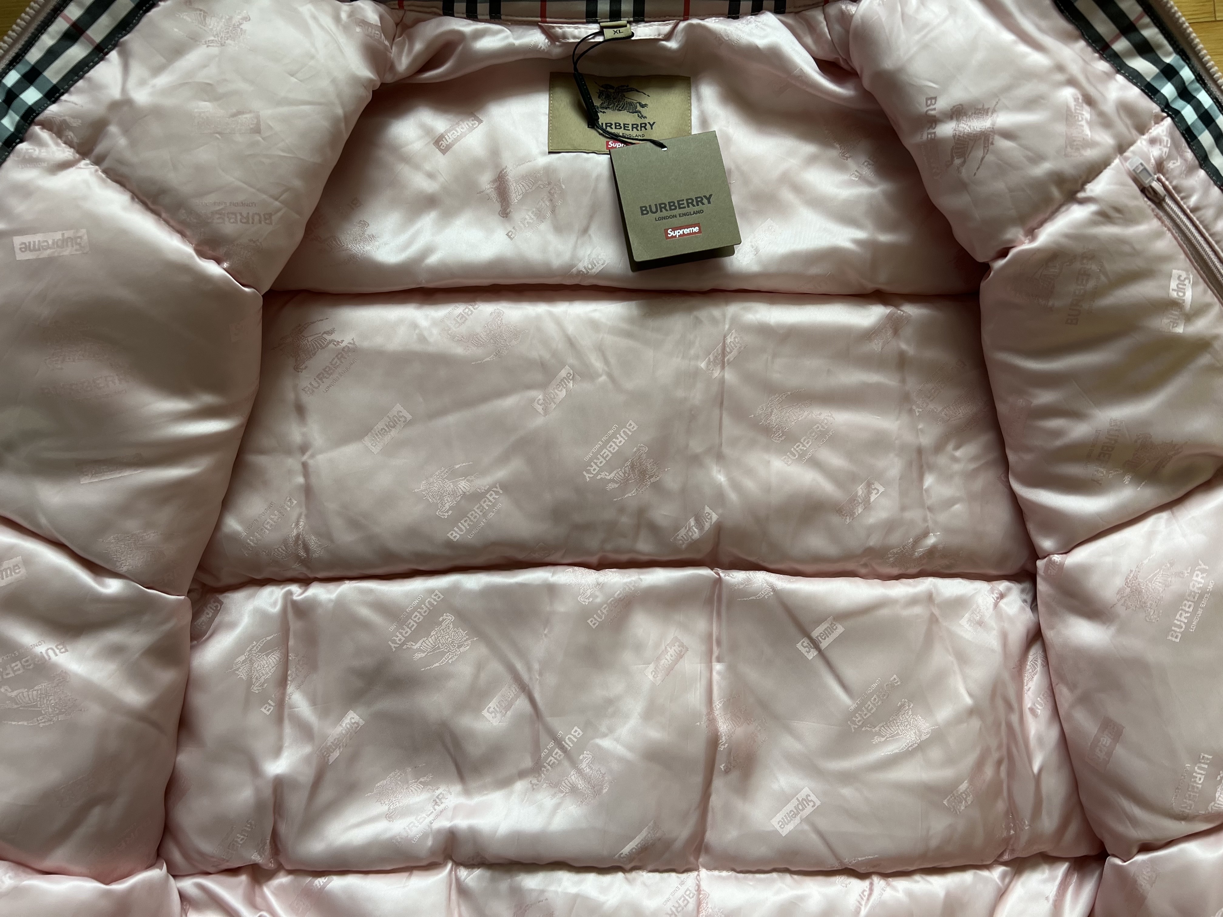 Supreme x Burberry Shearling Collar Down Puffer Jacket Beige - 22SS, Supreme x Burberry Shearling Collar Down Puffer Jacket Pink - 22SS 착용 스타일 - 3