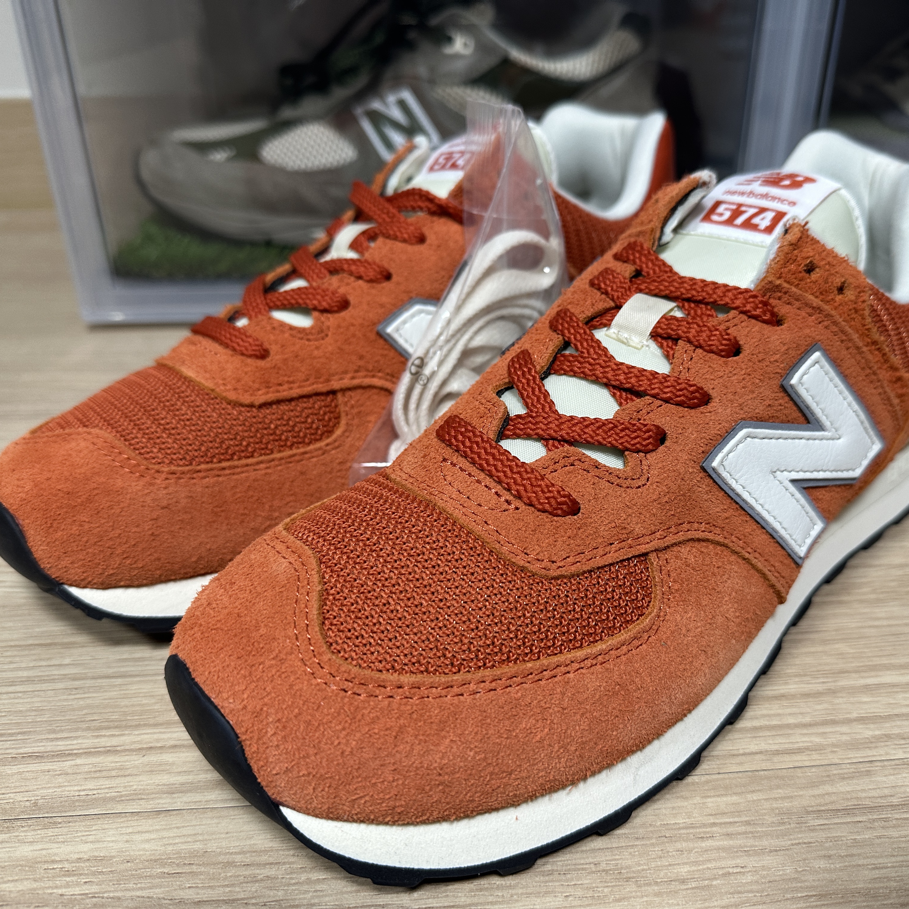 New Balance x Size? 574 College Pack Orange 착용 스타일