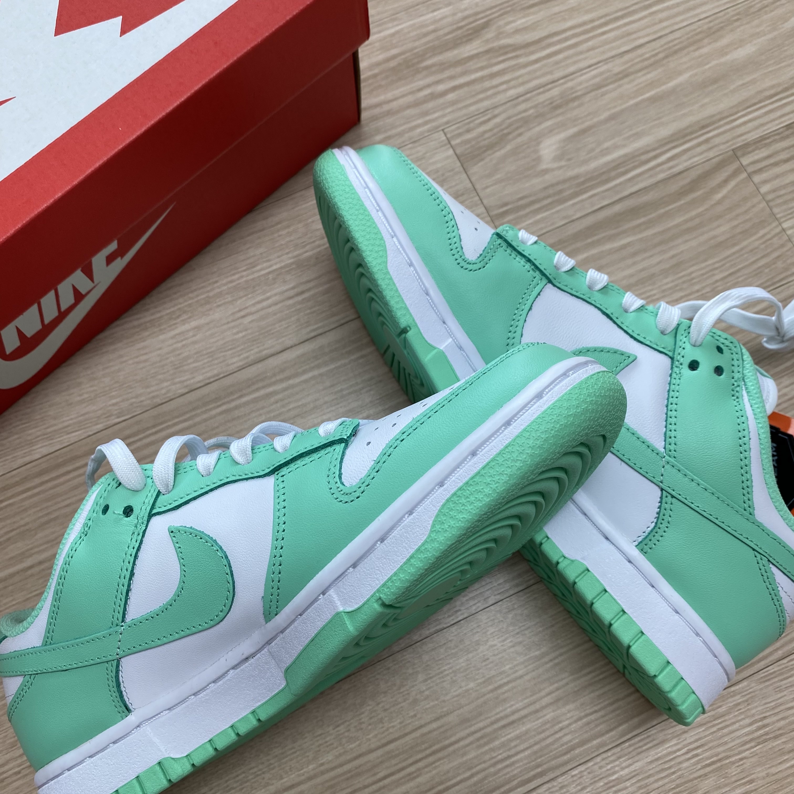 (W) Nike Dunk Low Green Glow 착용 스타일 - 2