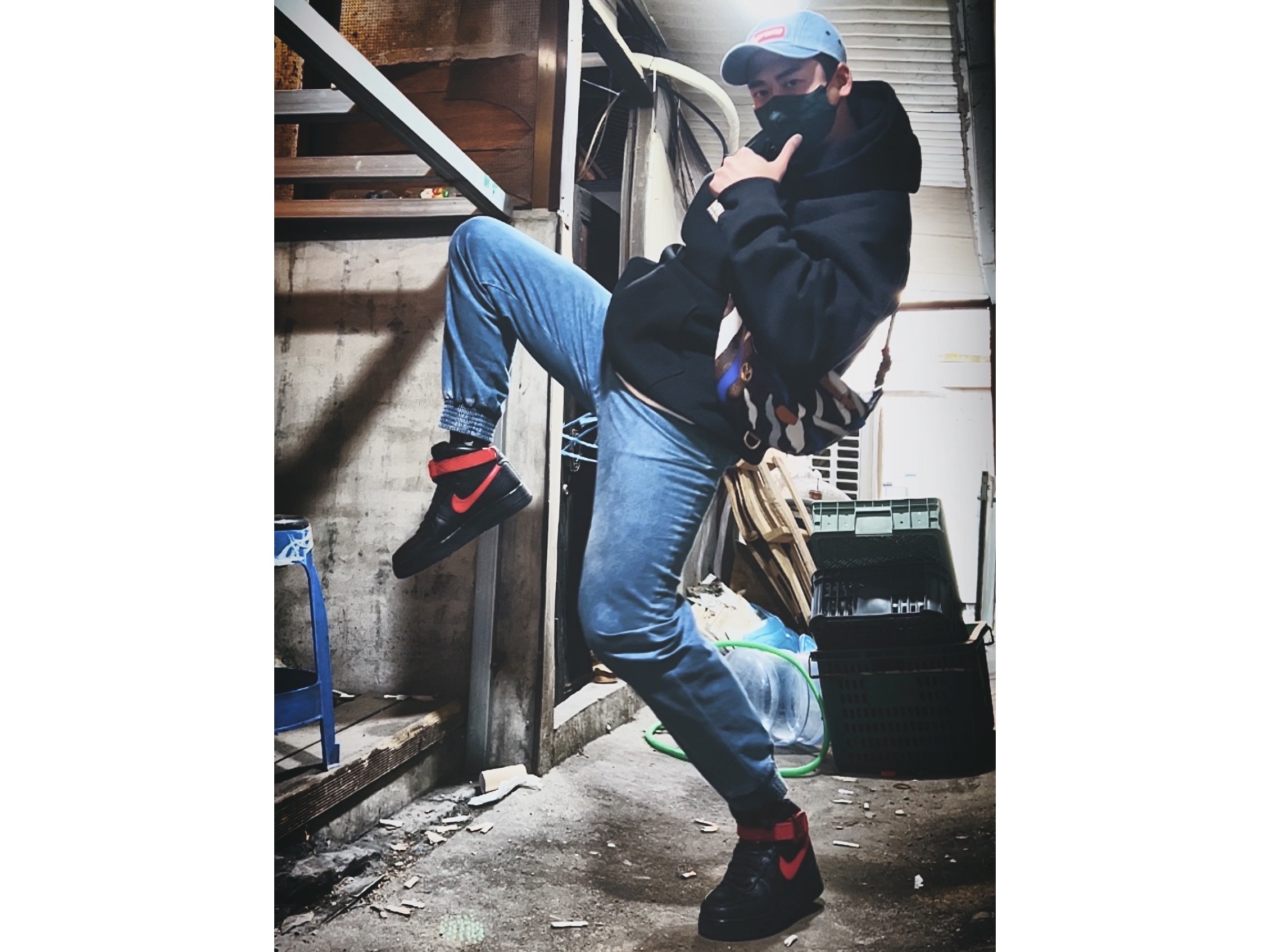 Supreme Washed Chino Twill Camp Cap Denim - 21FW, Supreme x Burberry Box Logo T-Shirt Black - 22SS 착용 스타일 - 2