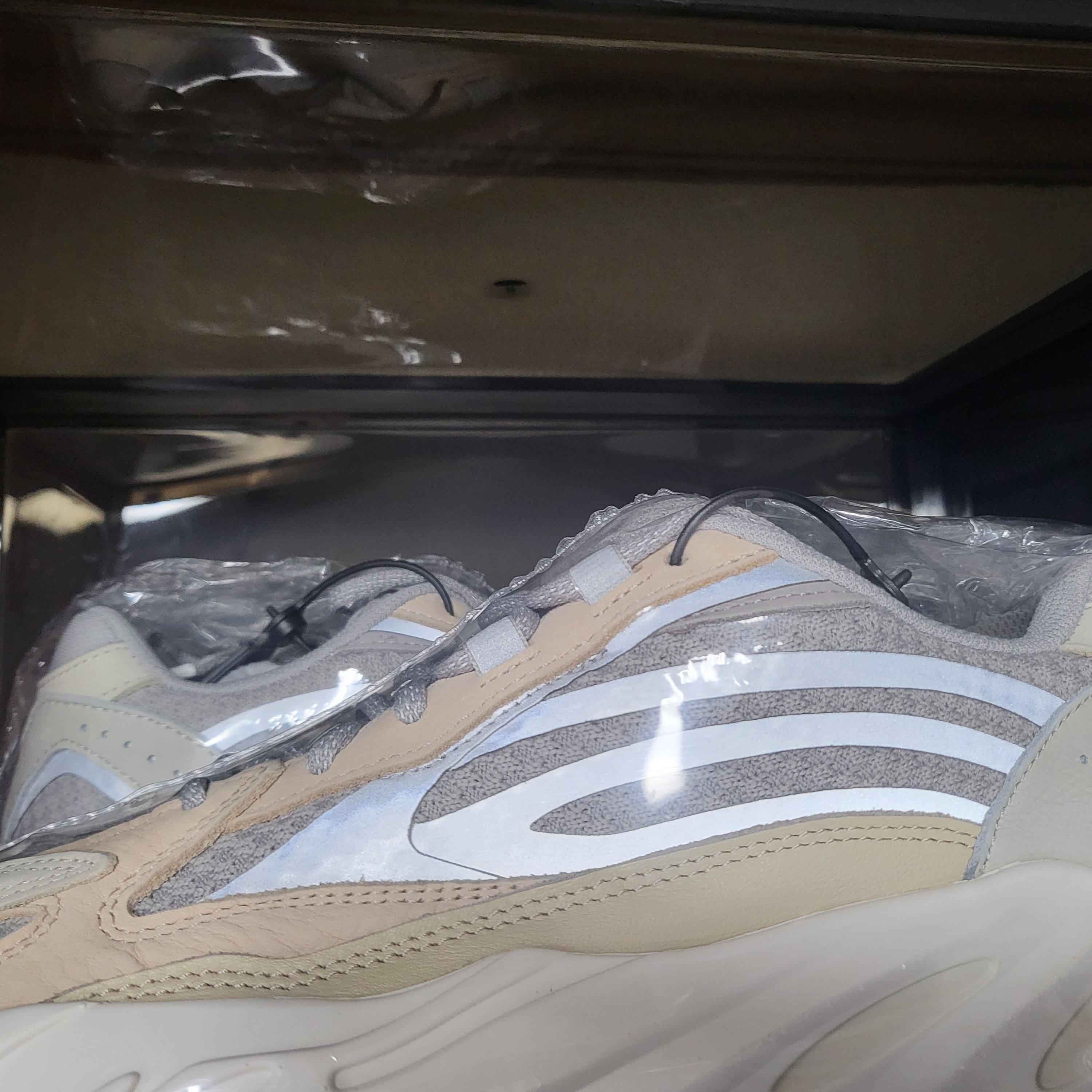 Adidas Yeezy Boost 700 V2 Cream 착용 스타일 - 1