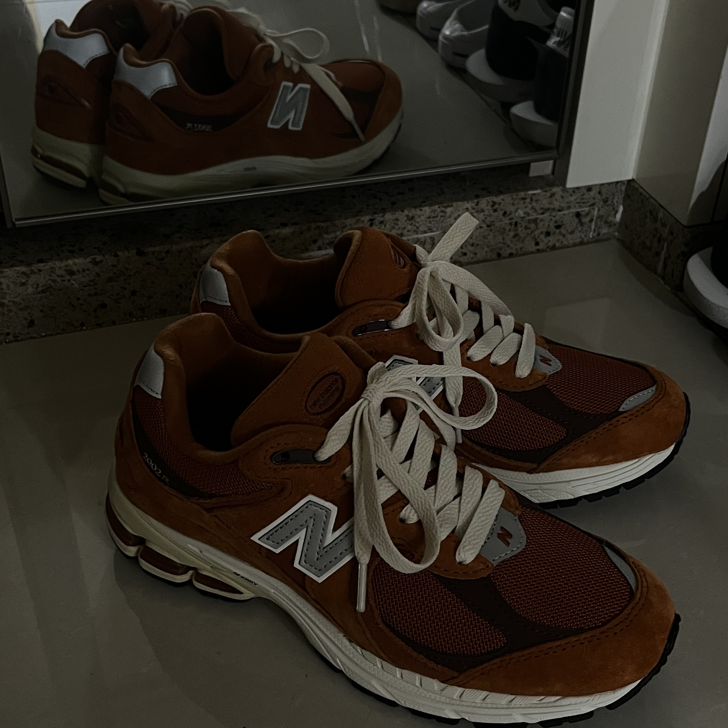 New Balance 2002R Rust Oxide 착용 스타일 - 2