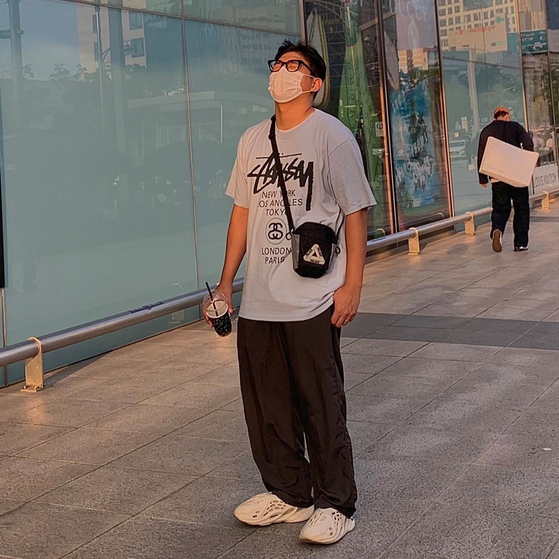 Adidas Yeezy Foam RNNR Sand, Stussy World Tour T-Shirt Steel 2021 착용 스타일 - 2