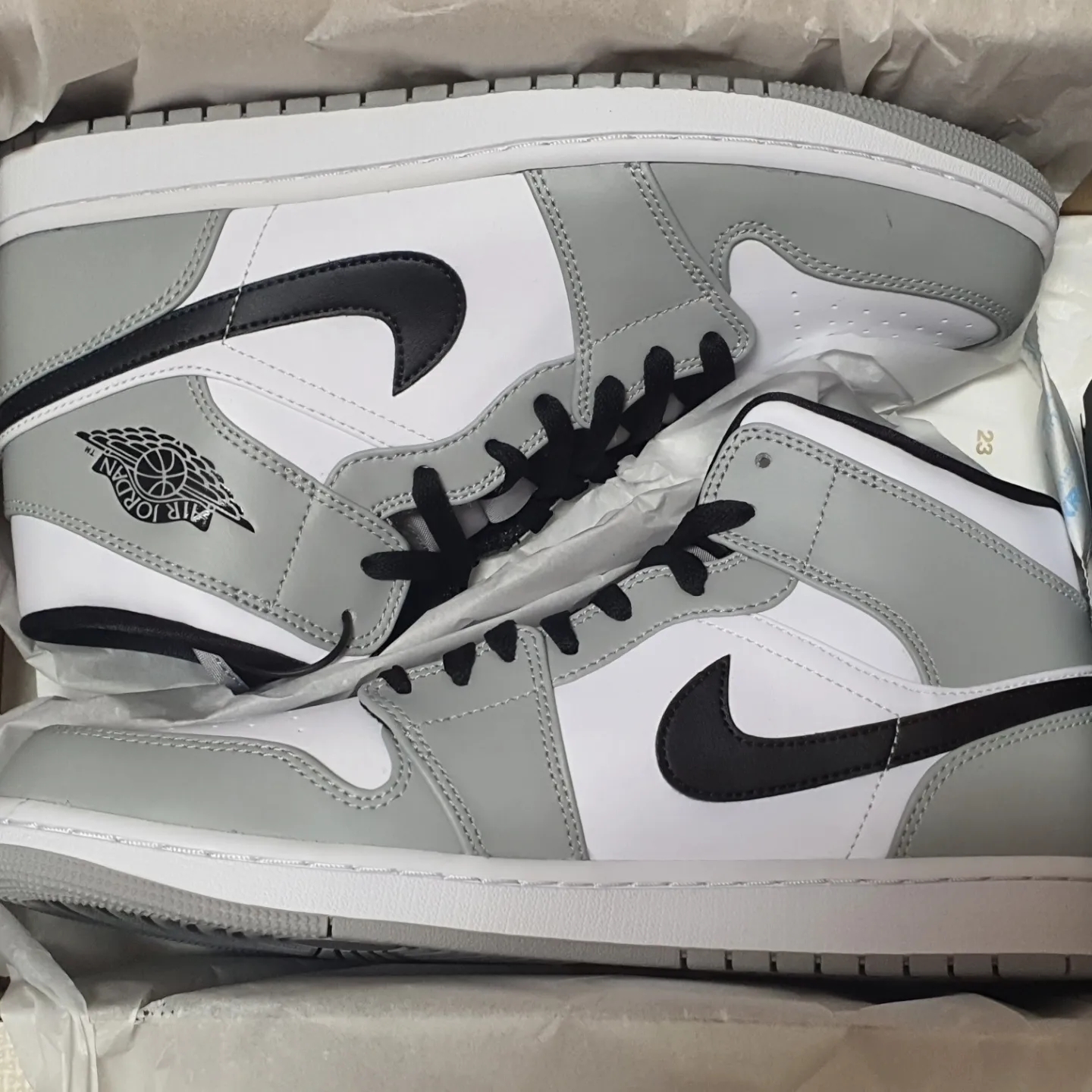 Jordan 1 Mid Light Smoke Grey 착용 스타일 - 1
