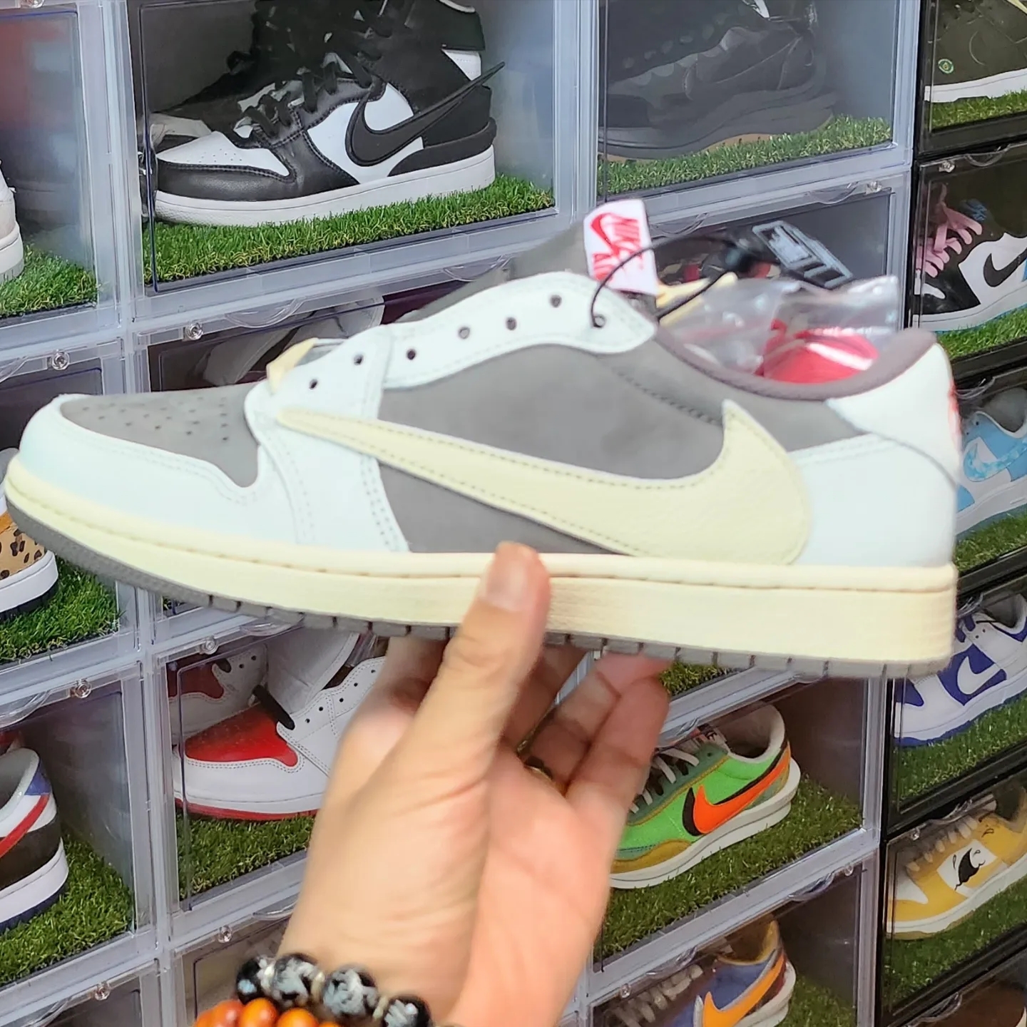 Jordan 1 x Travis Scott Retro Low OG SP Sail and Ridgerock, Nike Dunk Low Retro QS Argon 착용 스타일 - 1