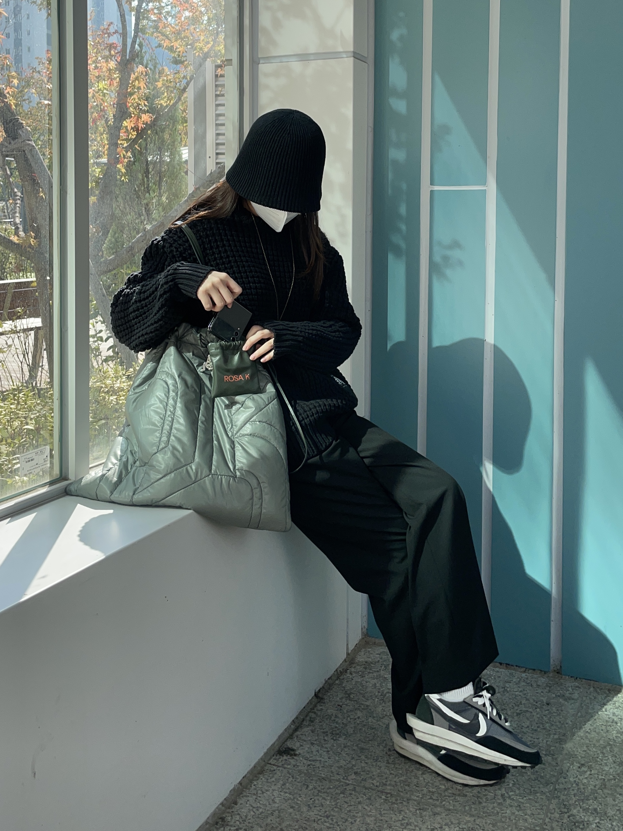 Nike x Sacai LDWaffle Black, Samsung Galaxy Z Flip4 256GB Graphite (Korean Ver.) 착용 스타일 - 1
