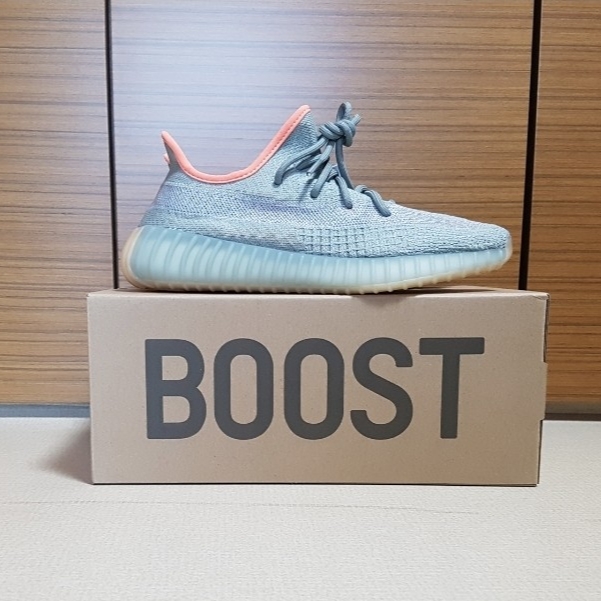 Adidas Yeezy Boost 350 V2 Desert Sage 착용 스타일 - 1