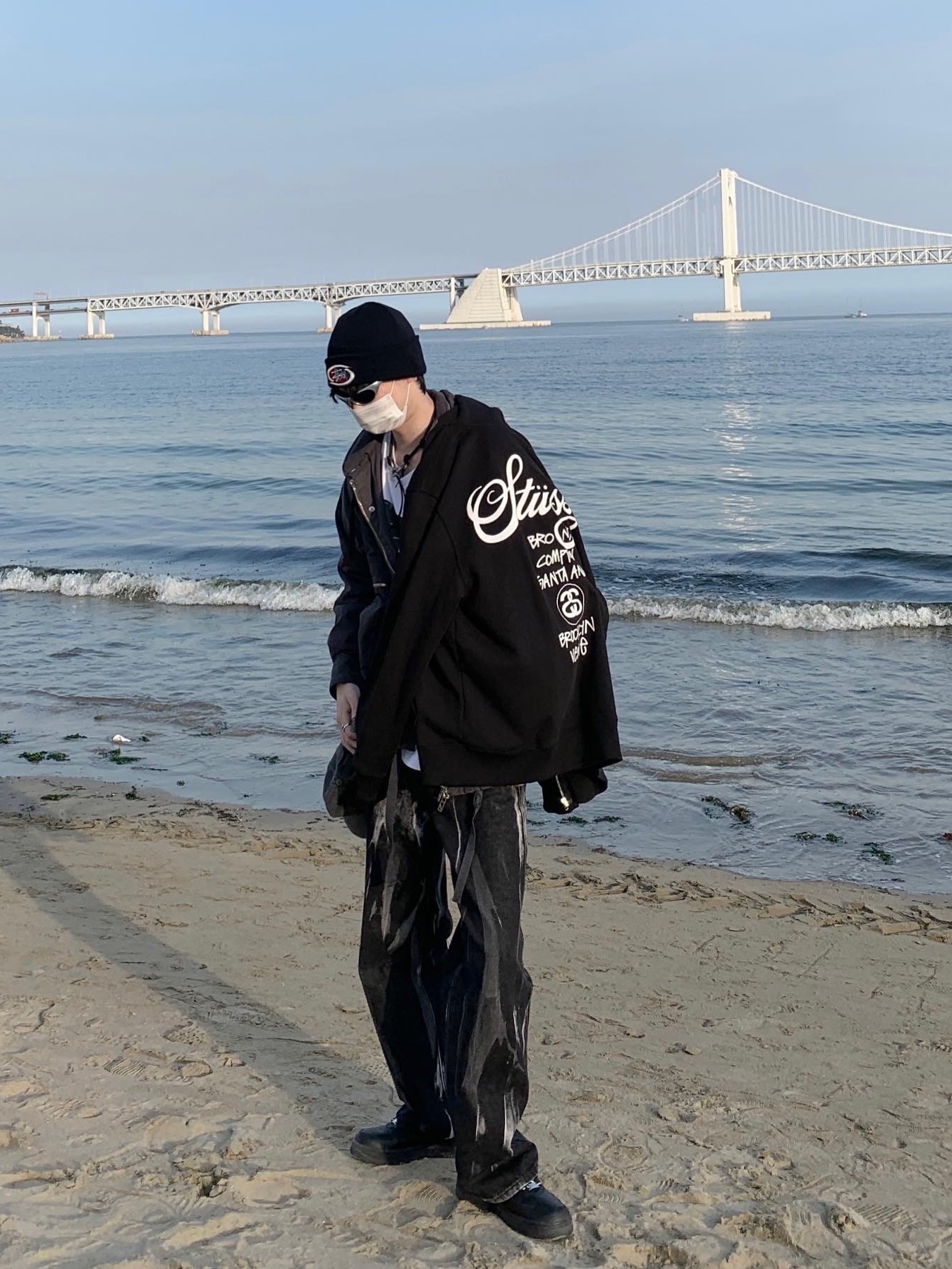 Stussy World Tour Hoodie Black 2022, Our Legacy Ladon Leather Keychain Black 착용 스타일 - 1