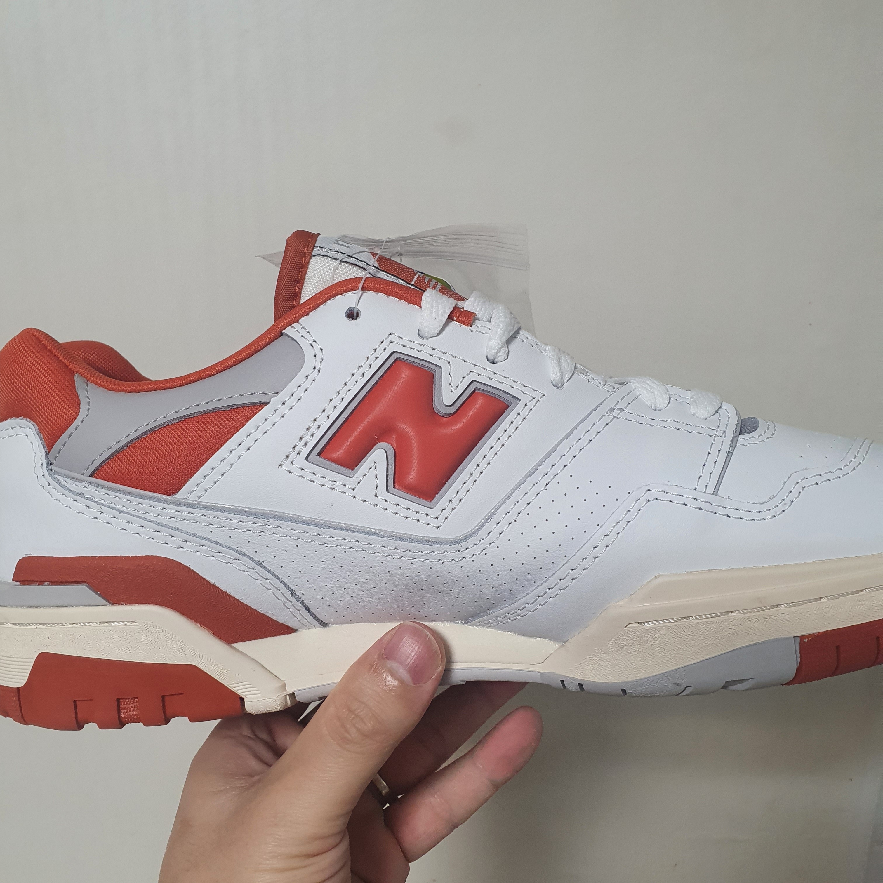 New Balance x Size? 550 College Pack Orange 착용 스타일 - 3