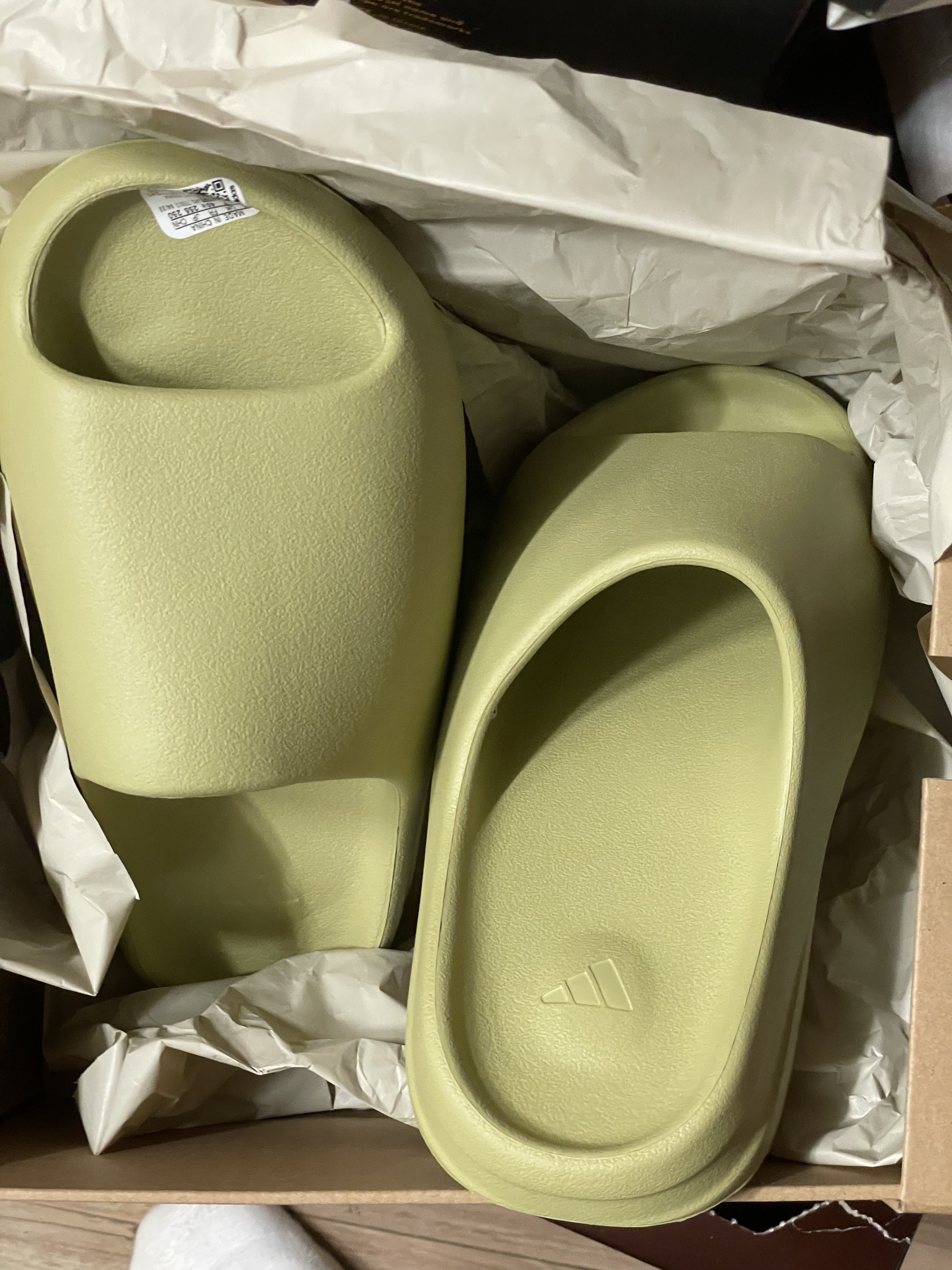 Adidas Yeezy Slide Resin 2022, Converse x Stussy Chuck 70 High Plumeria 착용 스타일 - 5