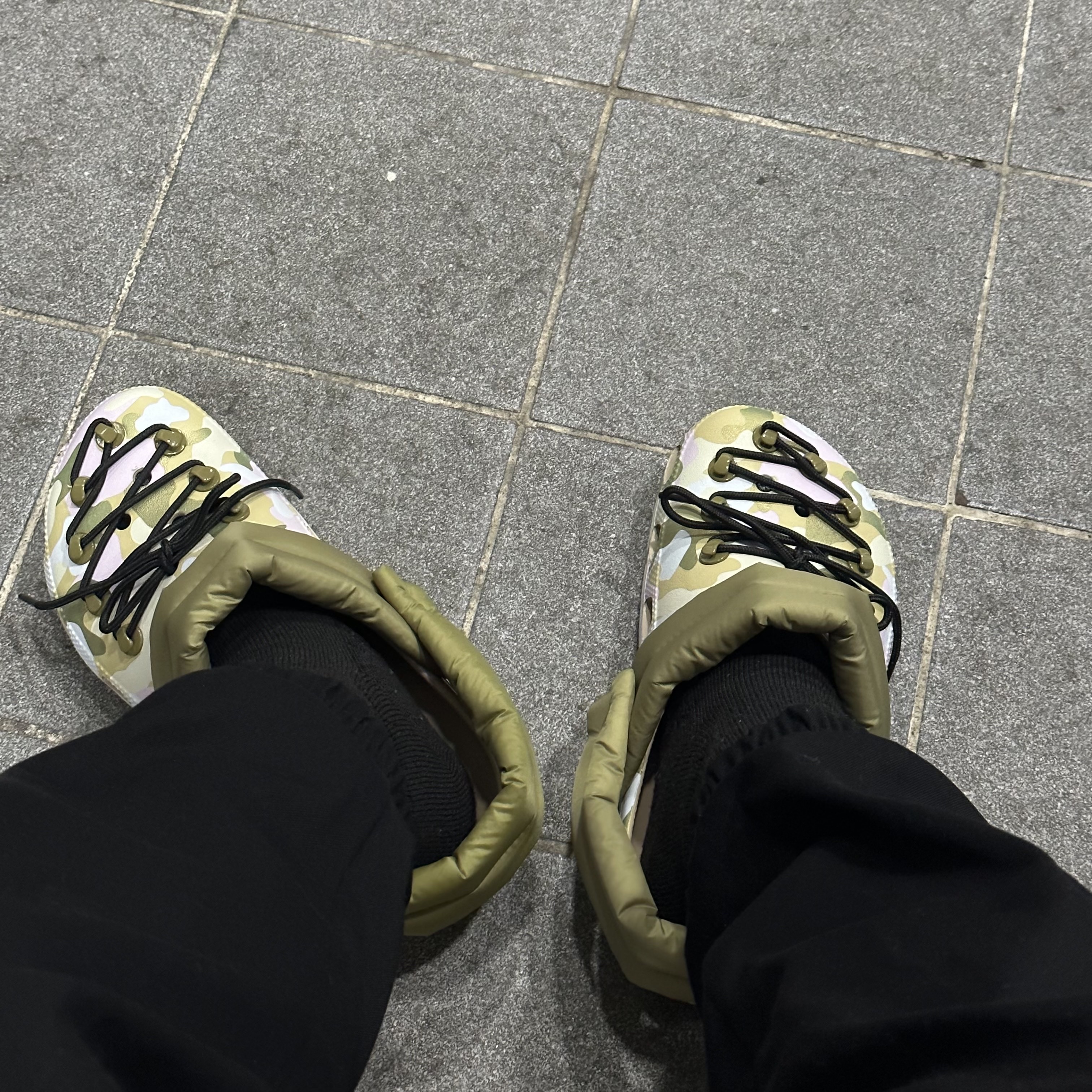 Crocs x Casestudy Classic Clog Multi 착용 스타일