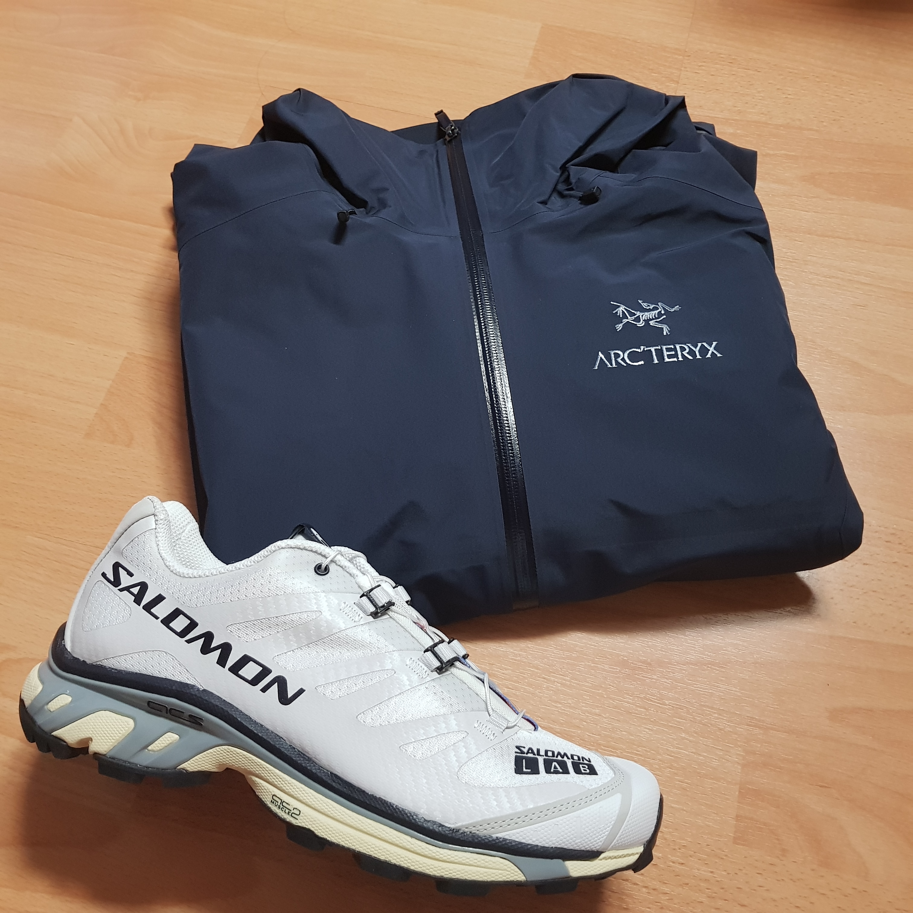 Arc'teryx Beta LT Jacket Black Sapphire, Salomon XT-4 White Lunar Rock 착용 스타일 - 1