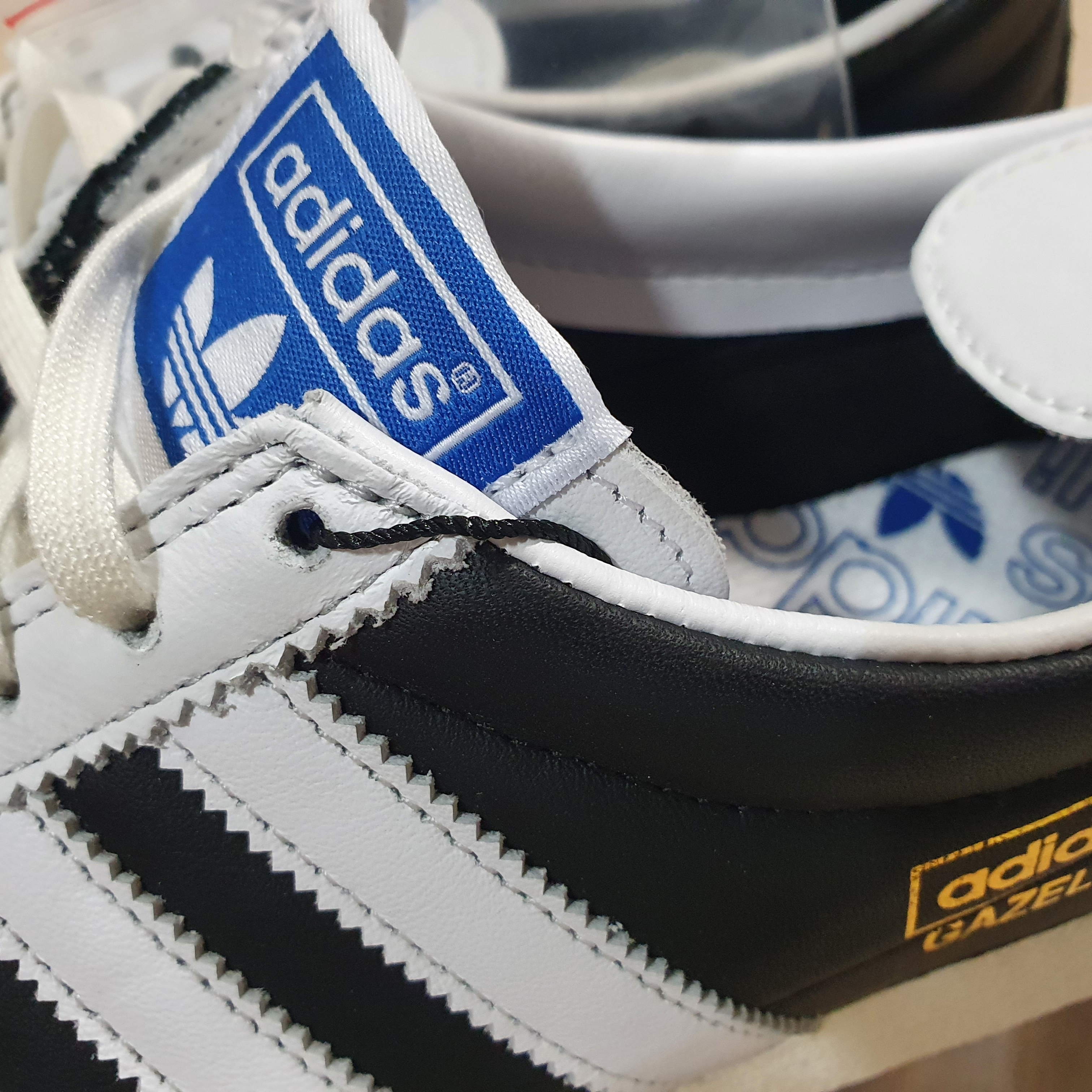 Adidas Gazelle Vintage Black White 착용 스타일 - 1