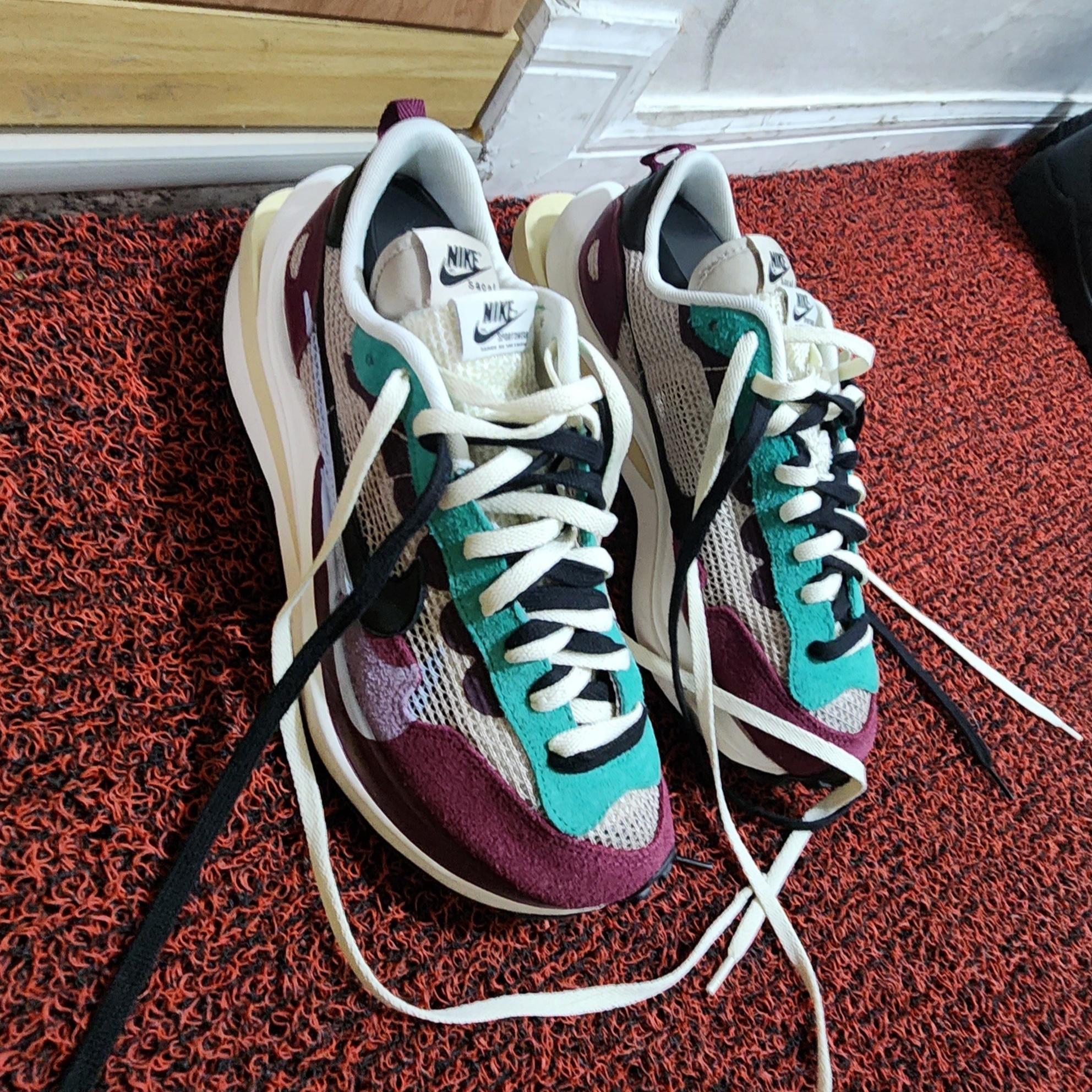Nike x Sacai VaporWaffle String & Black Villain Red 착용 스타일