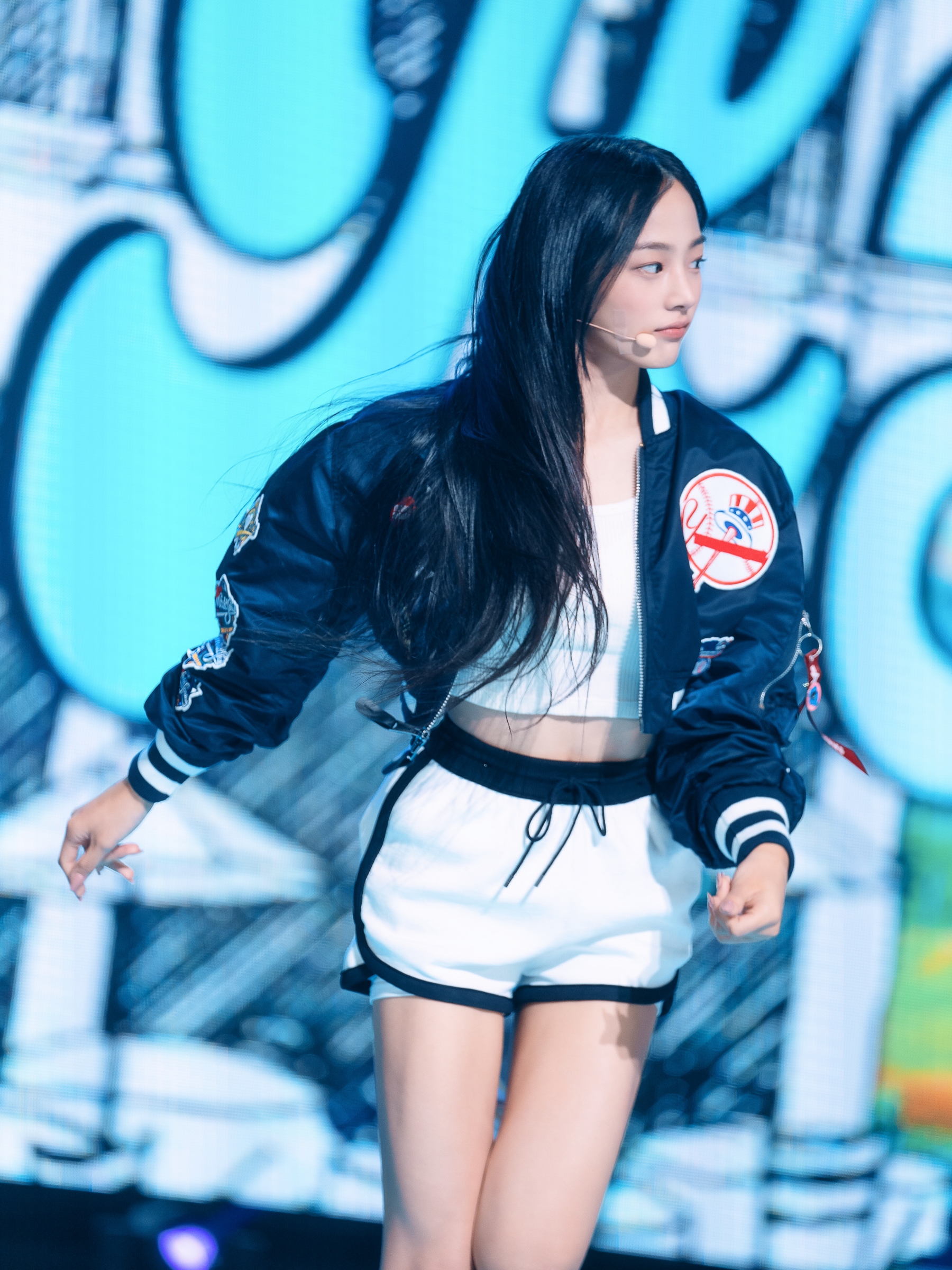 New Era x Alpha Industries x MLB New York Yankees MA-1 Bomber Jacket Replica Blue 착용 스타일 - 3
