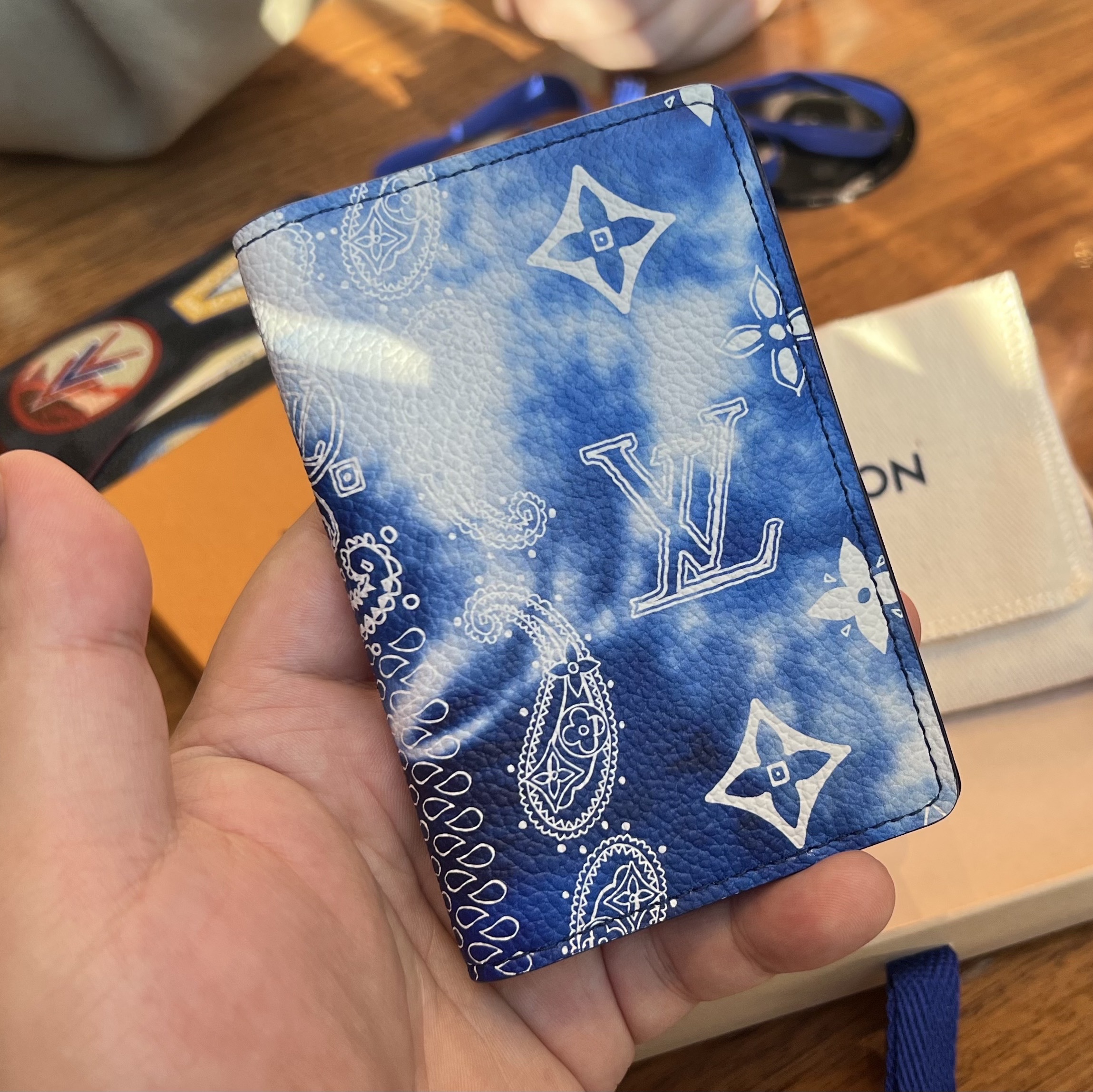 Louis Vuitton Monogram Bandana Pocket Organizer Blue 착용 스타일