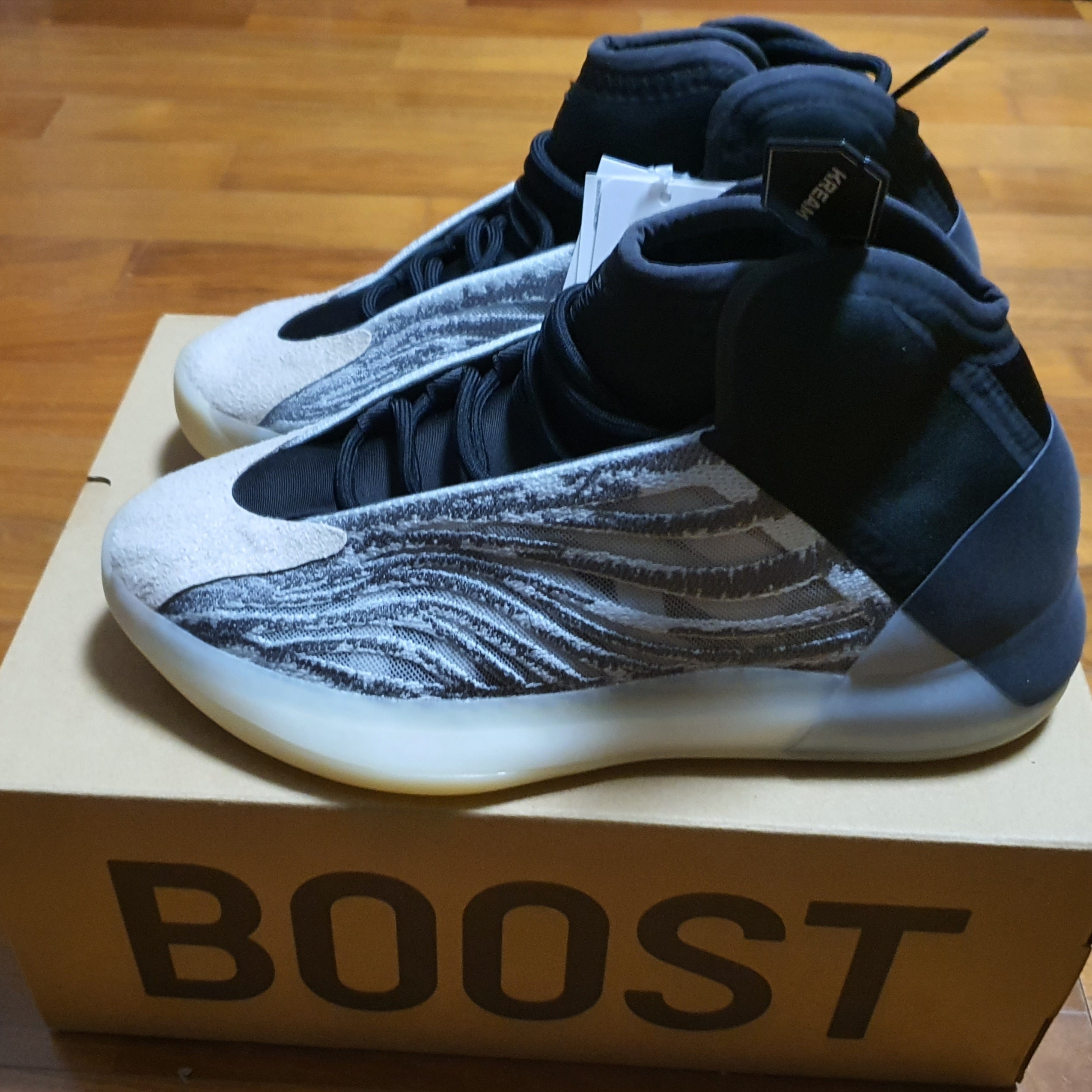 Adidas Yeezy QNTM Lifestyle 착용 스타일 - 1