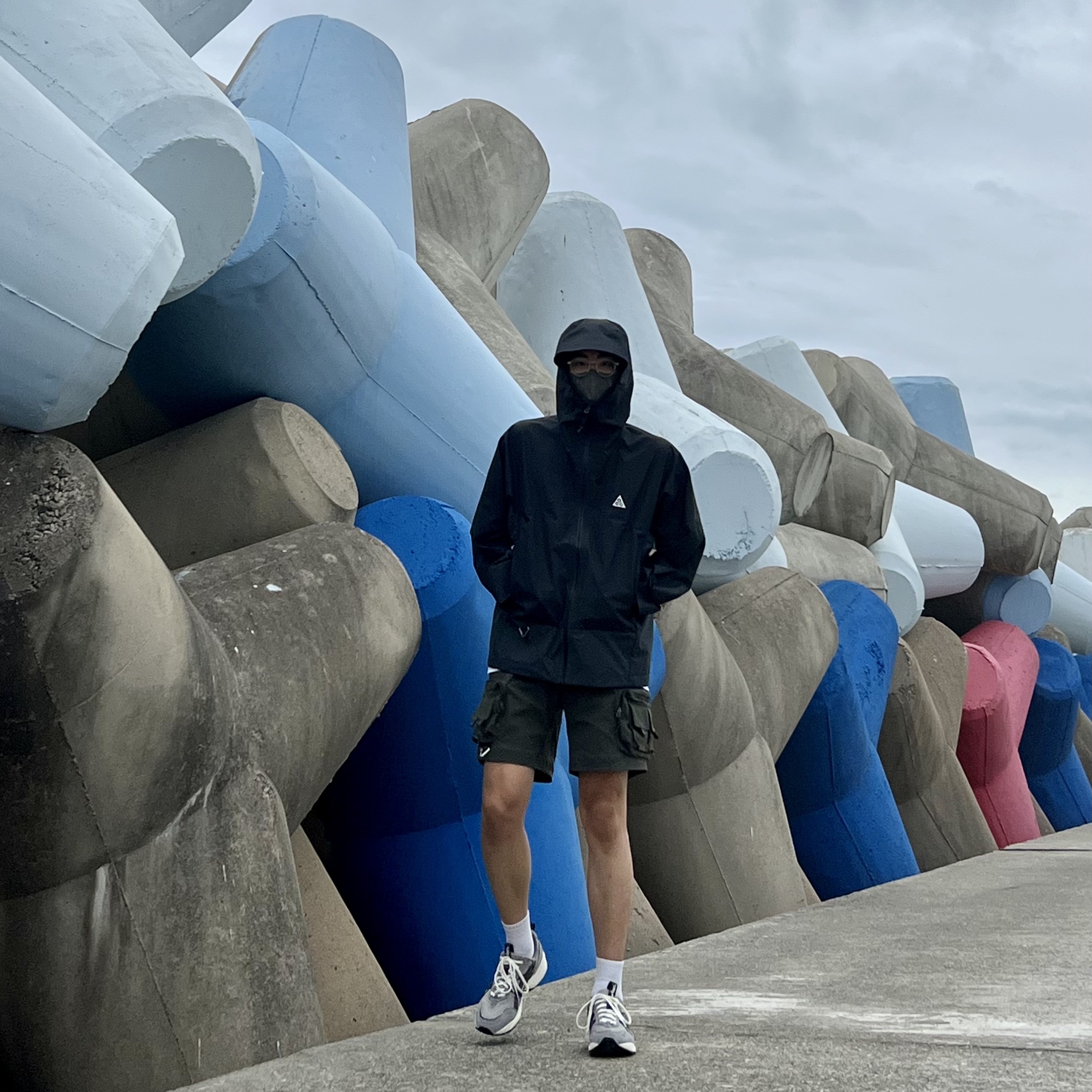 Nike ACG Storm-Fit ADV Cascade Rains Full Zip Shell Jacket Off Noir - Asia, Nike ACG Cargo Shorts Sequoia - Asia 착용 스타일 - 1