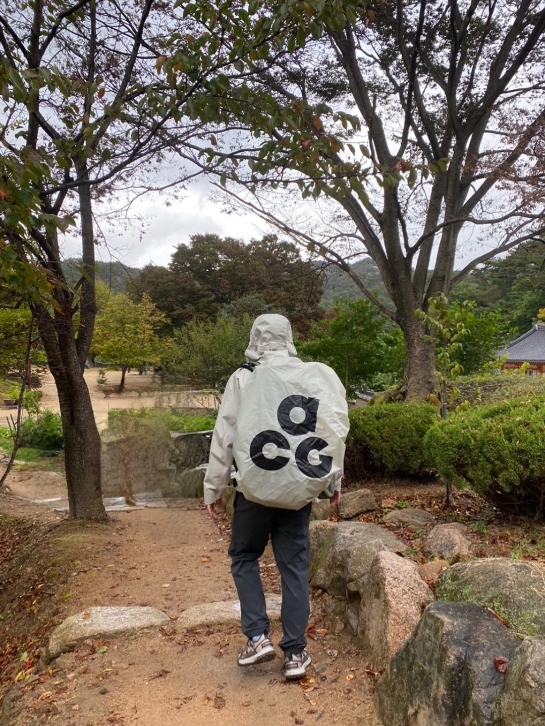 Nike ACG Storm-Fit ADV Chain of Craters Jacket Light Stone - Asia, Nike ACG Wizard Island Long Sleeve Top Black 착용 스타일 - 5
