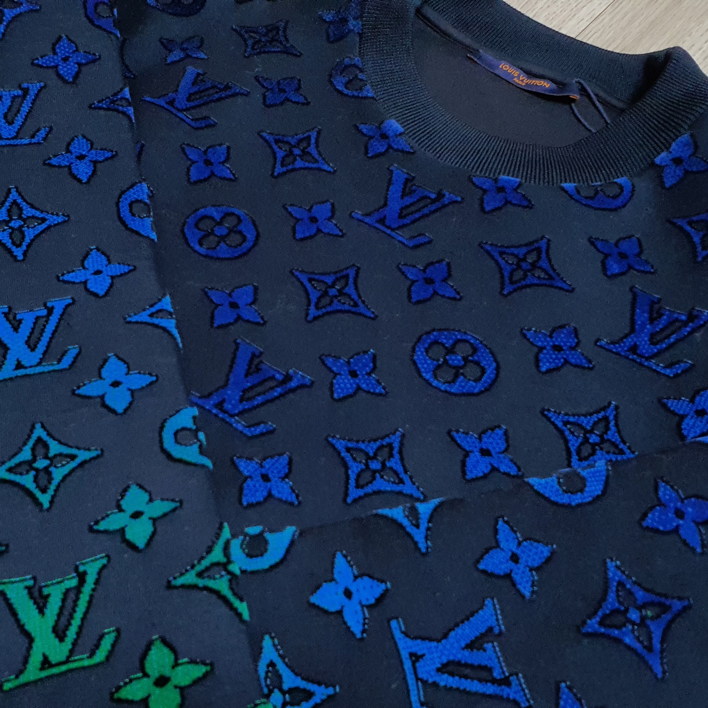 Louis Vuitton Gradient Monogram Fil Coupe Sweatshirt Multicolor 착용 스타일 - 3